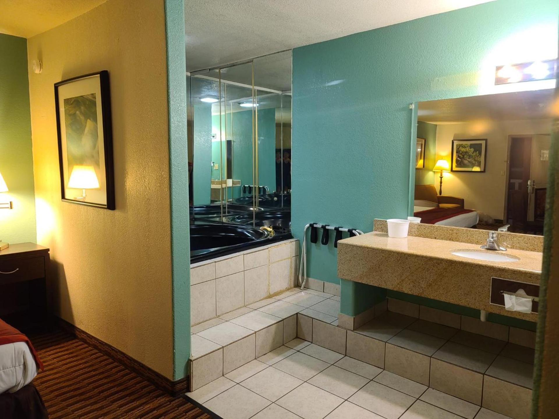 Budget host inn photo 8
