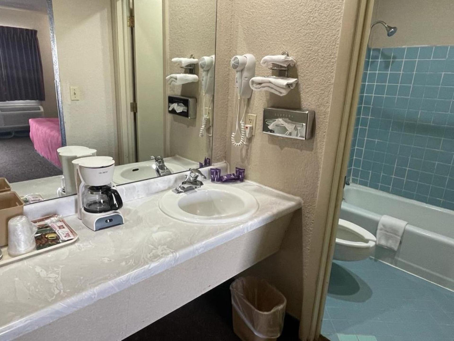 Knights Inn & Suites Emporia photo 81
