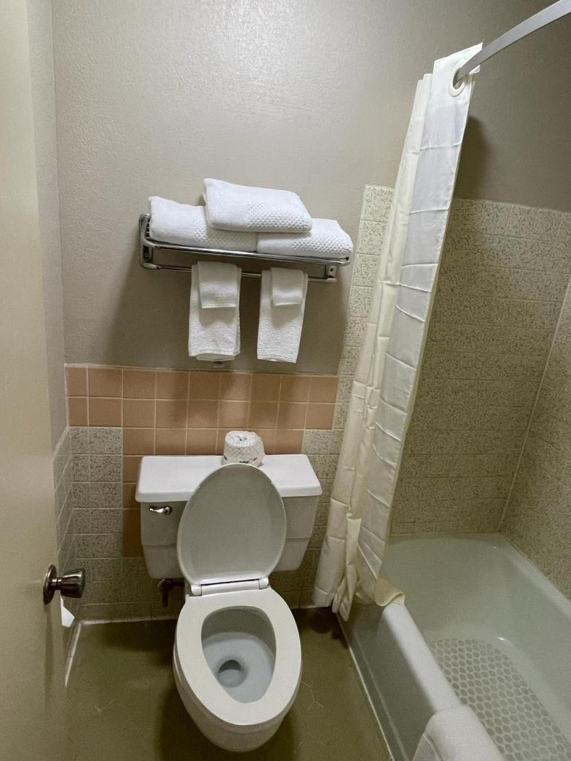 Knights Inn & Suites Emporia photo 82