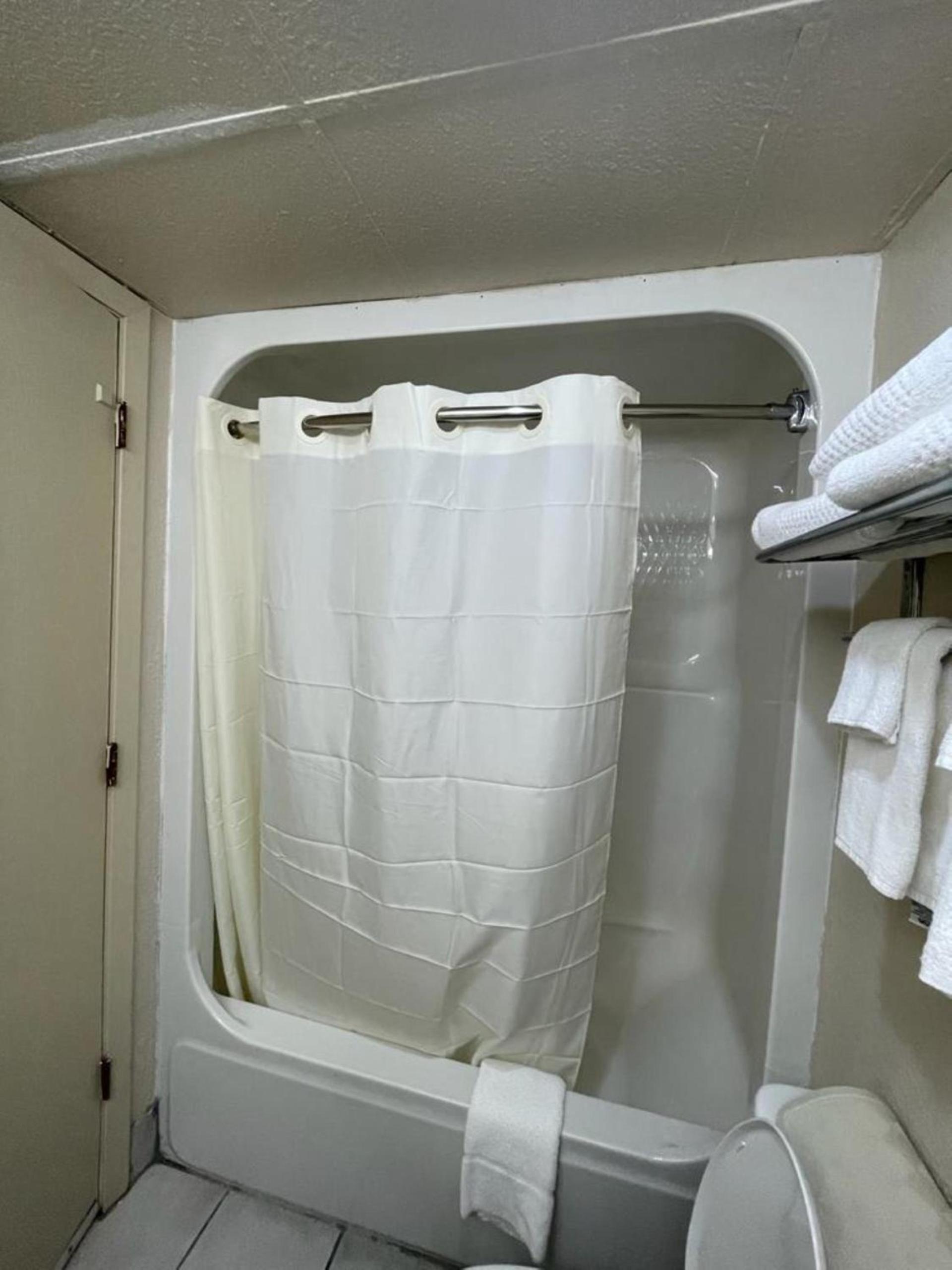 Knights Inn & Suites Emporia photo 89