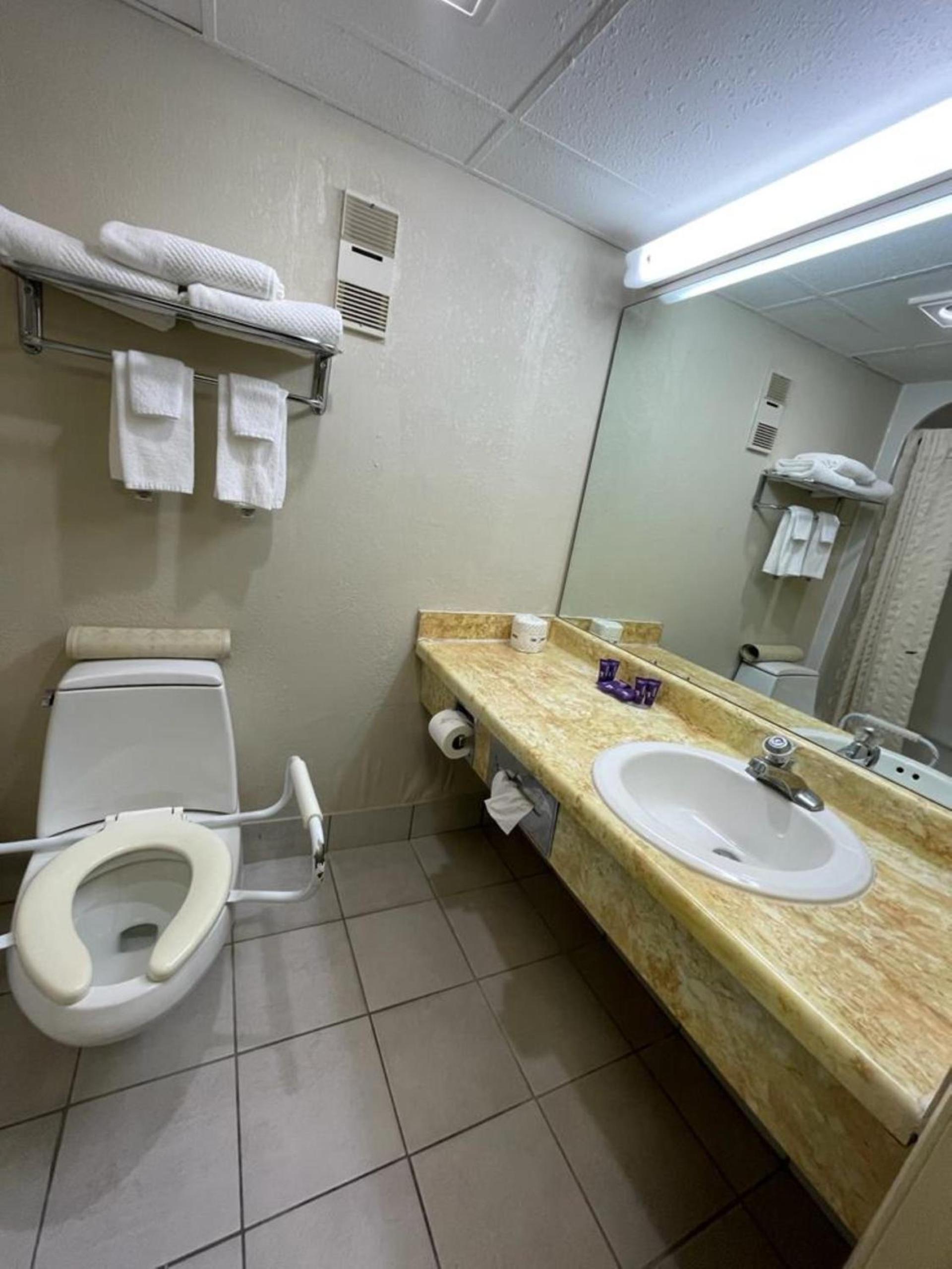 Knights Inn & Suites Emporia photo 65