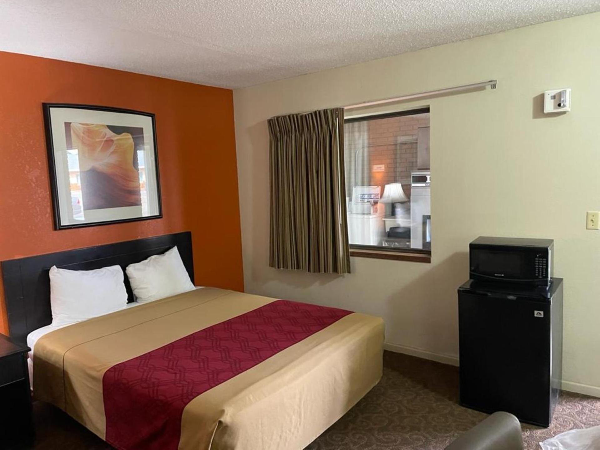 Knights Inn & Suites Emporia photo 48