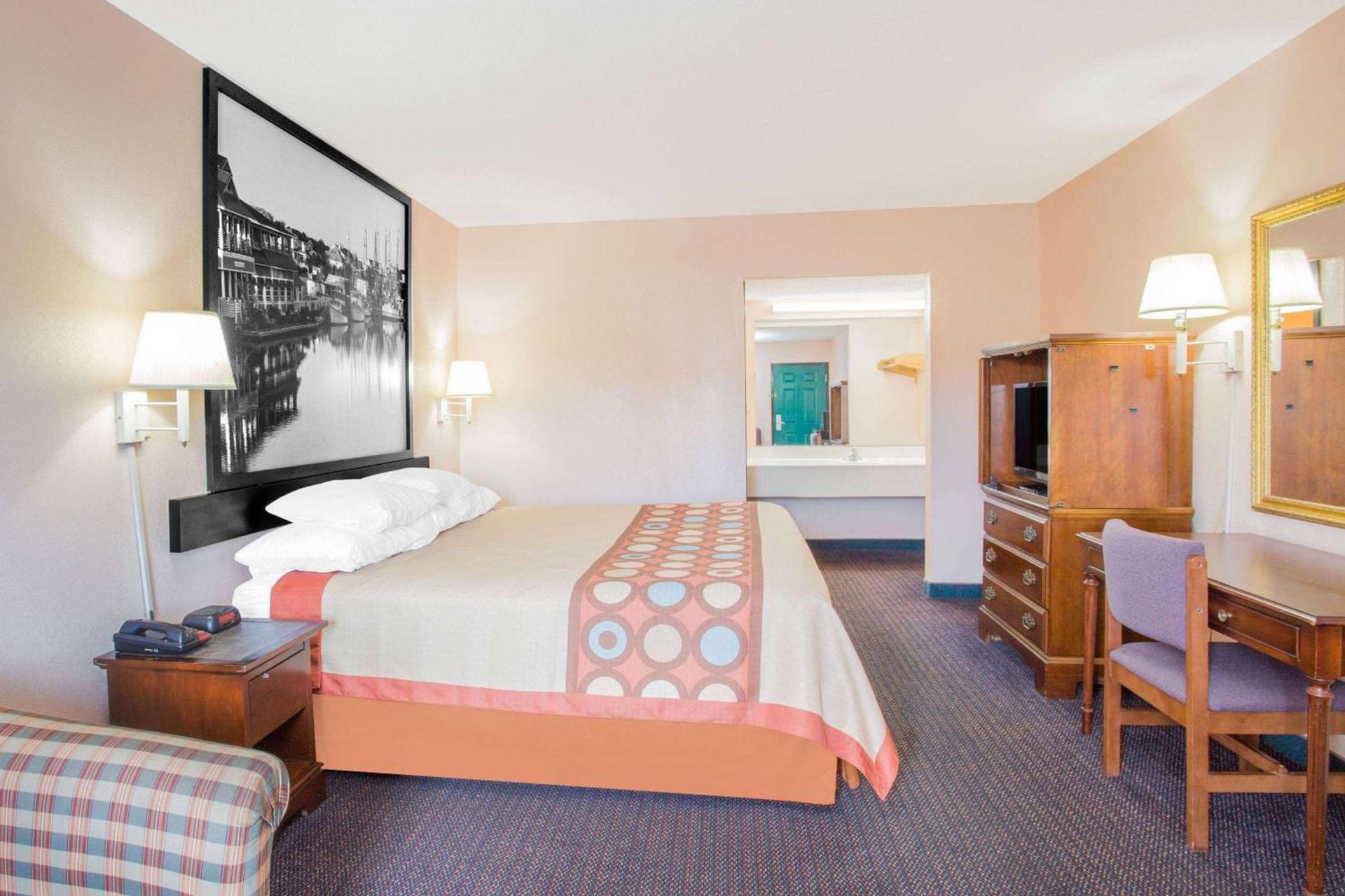 Super 8 by Wyndham Columbia photo 12