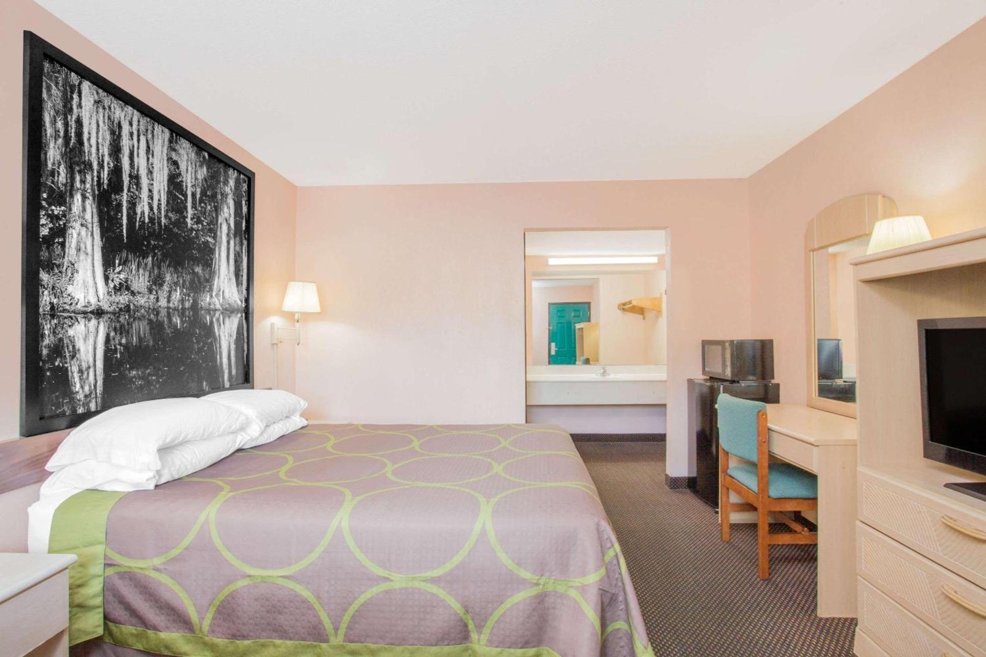 Super 8 by Wyndham Columbia photo 2