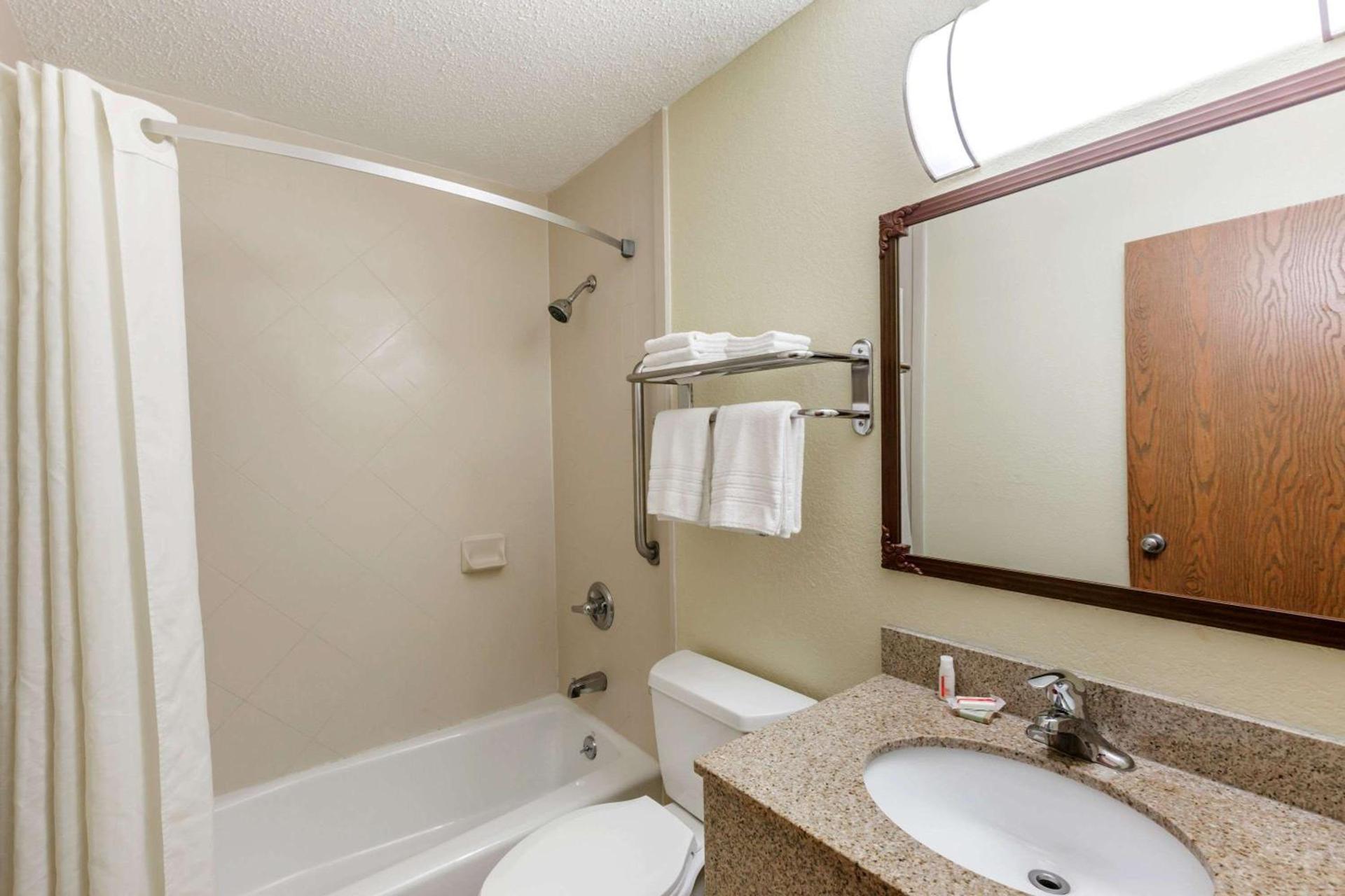 Super 8 by Wyndham Latham - Albany Airport photo 13