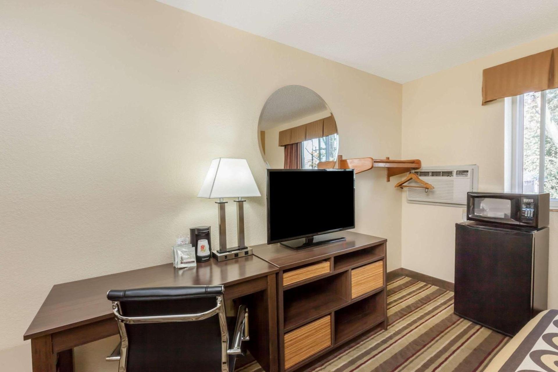 Super 8 by Wyndham Latham - Albany Airport photo 17