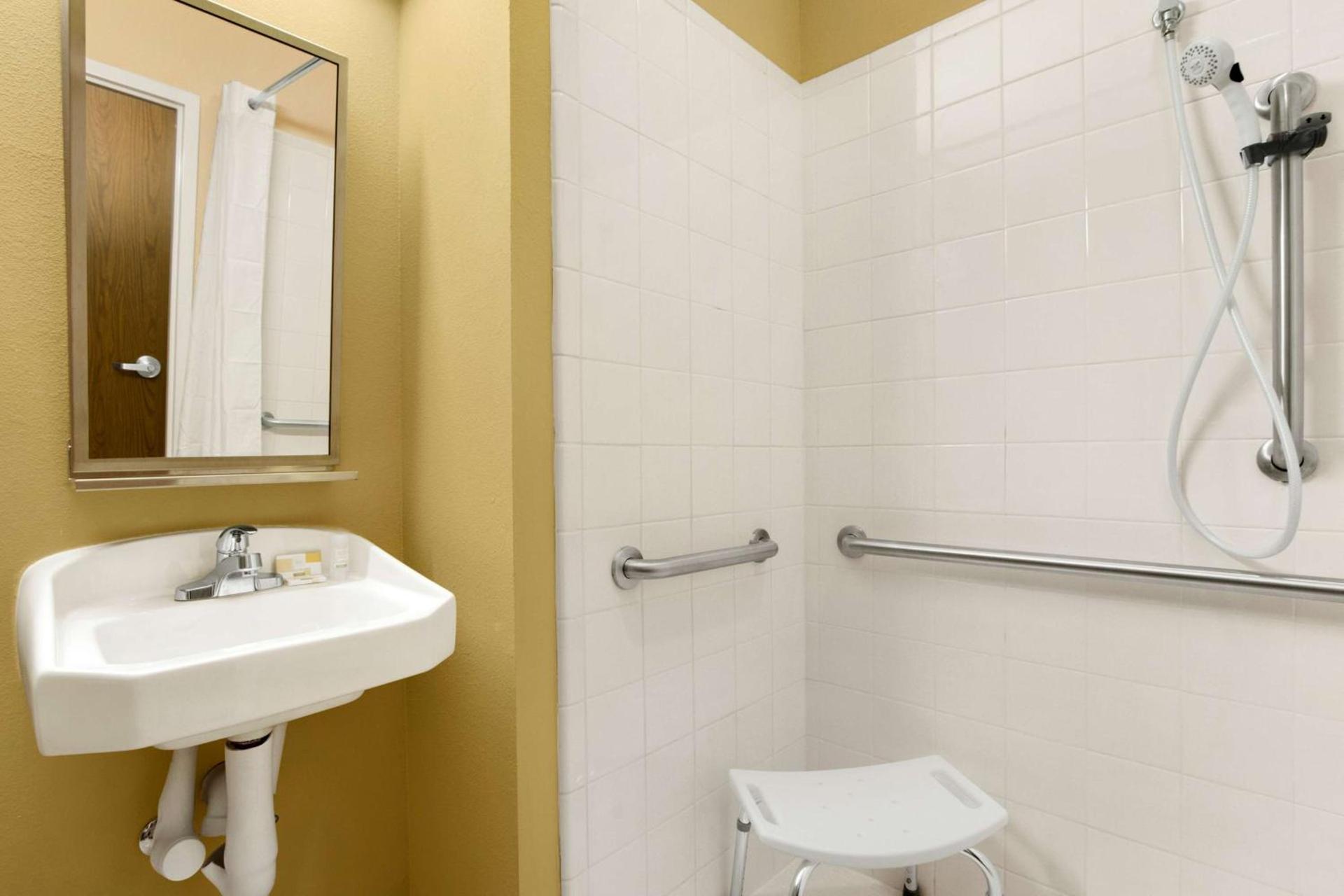 Microtel Inn & Suites by Wyndham photo 5