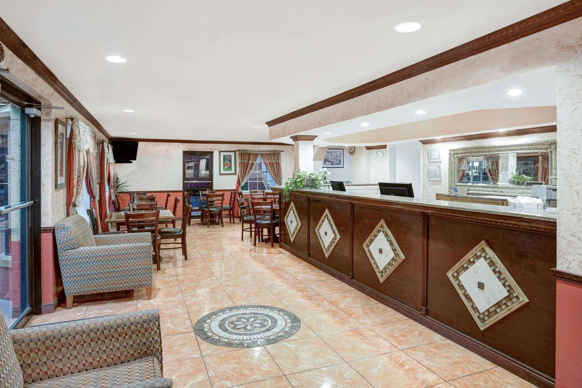 Howard Johnson by Wyndham Ft. Myers FL photo 5