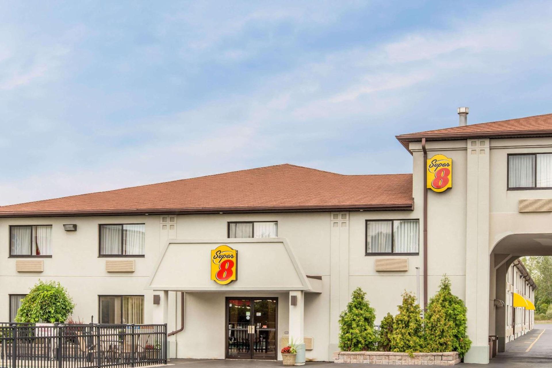 Super 8 by Wyndham Niagara Falls photo 2