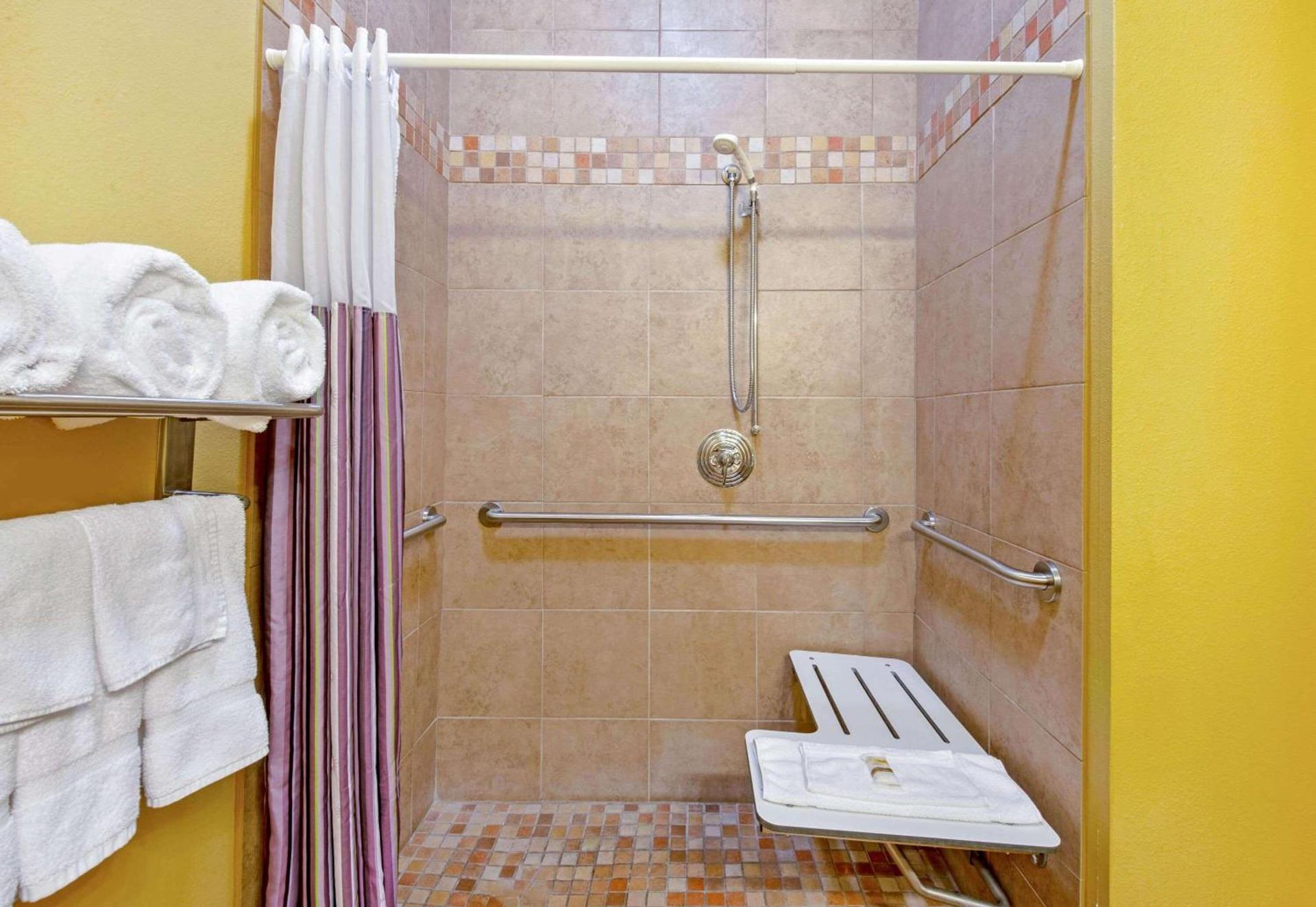 La Quinta by Wyndham Eastland photo 23