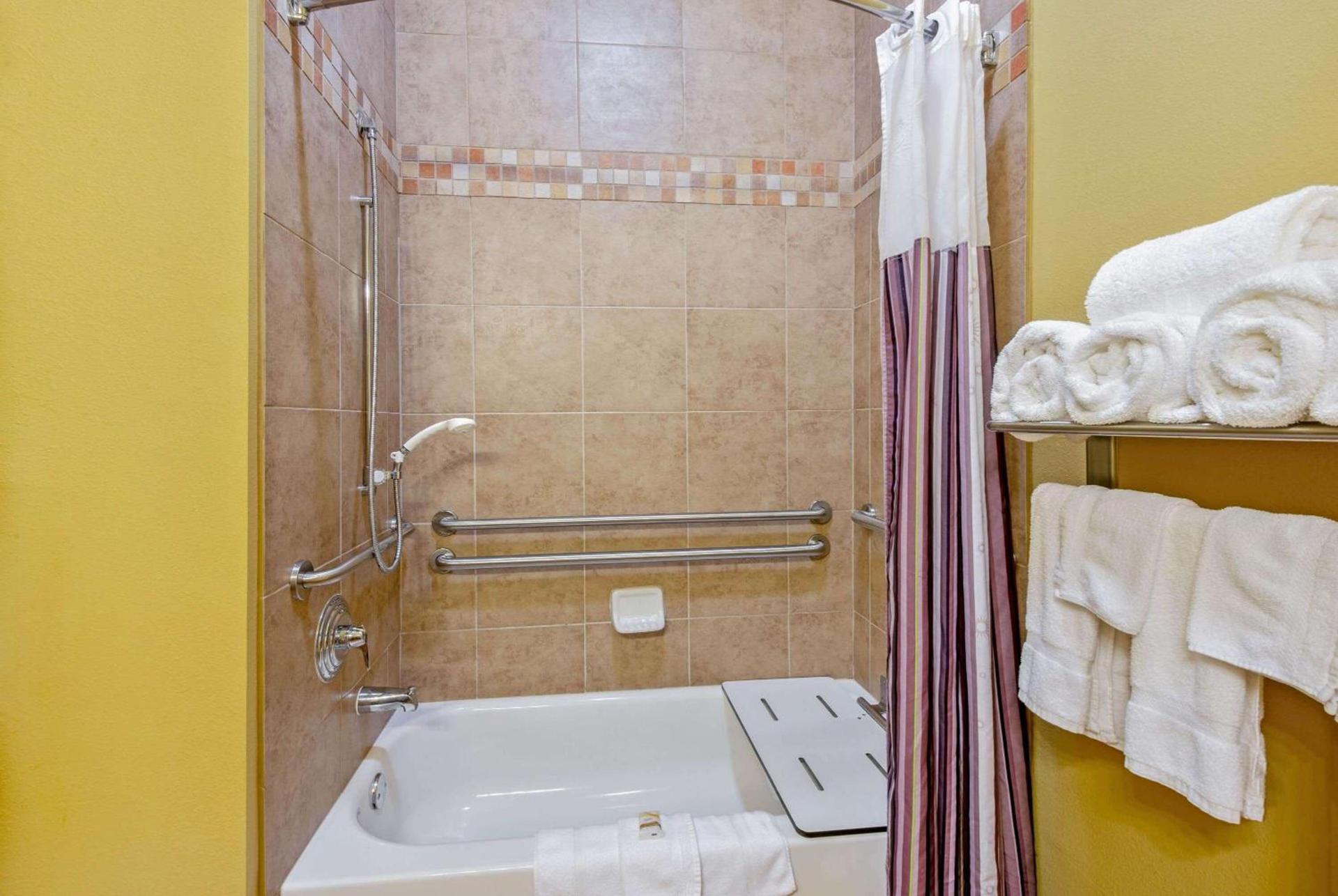 La Quinta by Wyndham Eastland photo 24