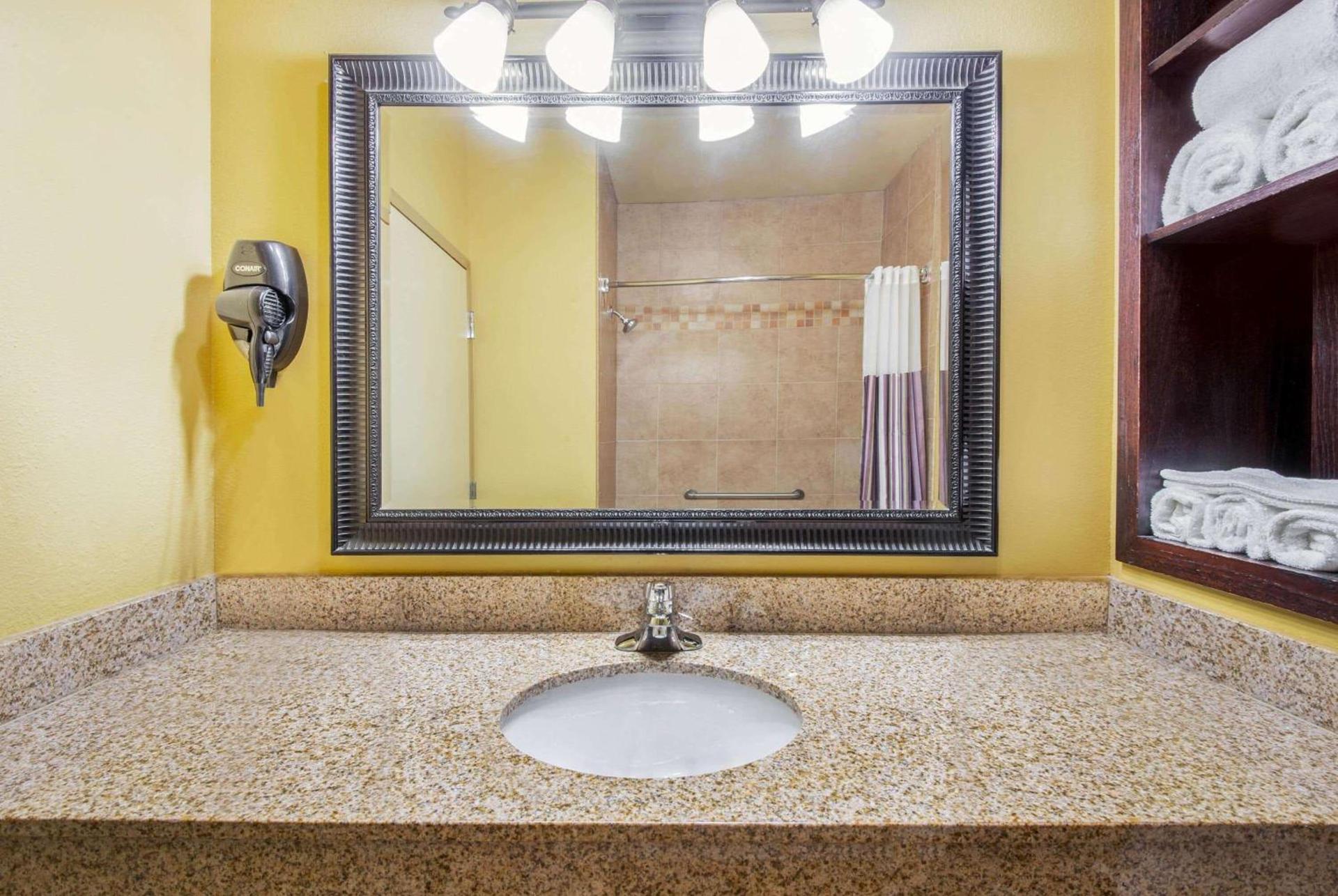 La Quinta by Wyndham Eastland photo 34