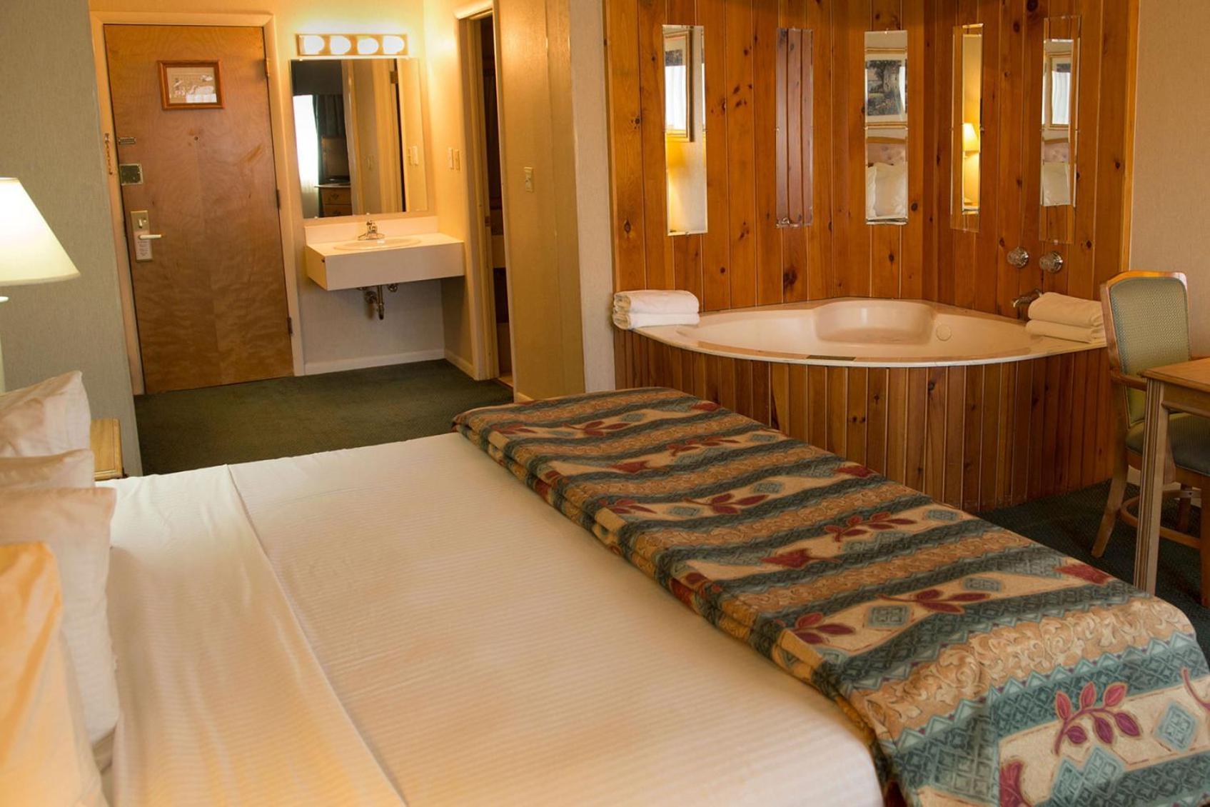 Magnuson Grand Pioneer Inn and Suites photo 7