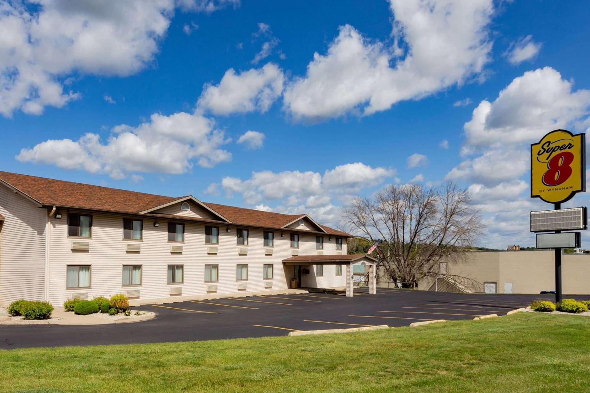 Super 8 by Wyndham Decorah photo 2