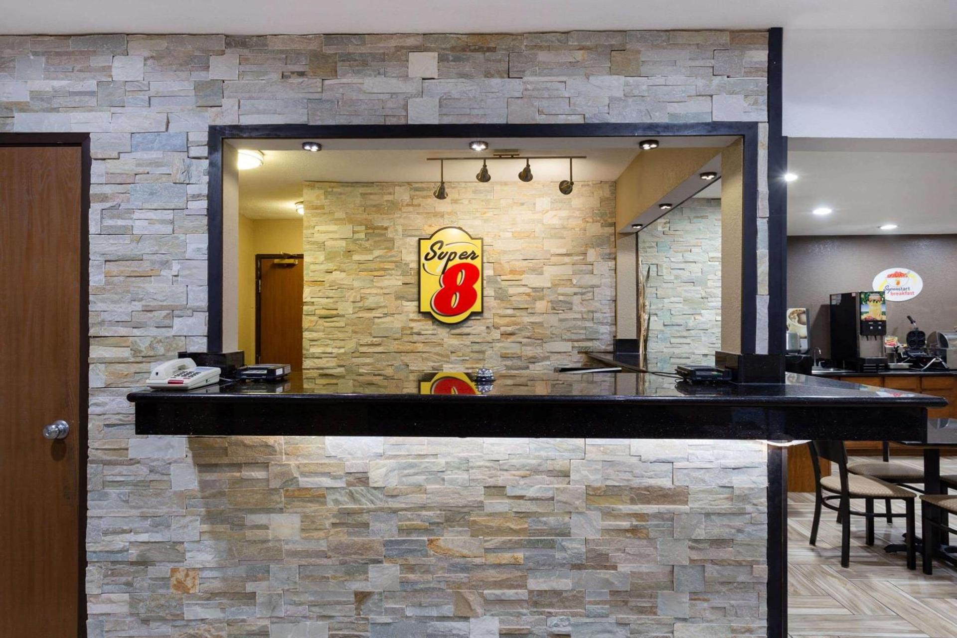 Super 8 by Wyndham Decorah photo 6