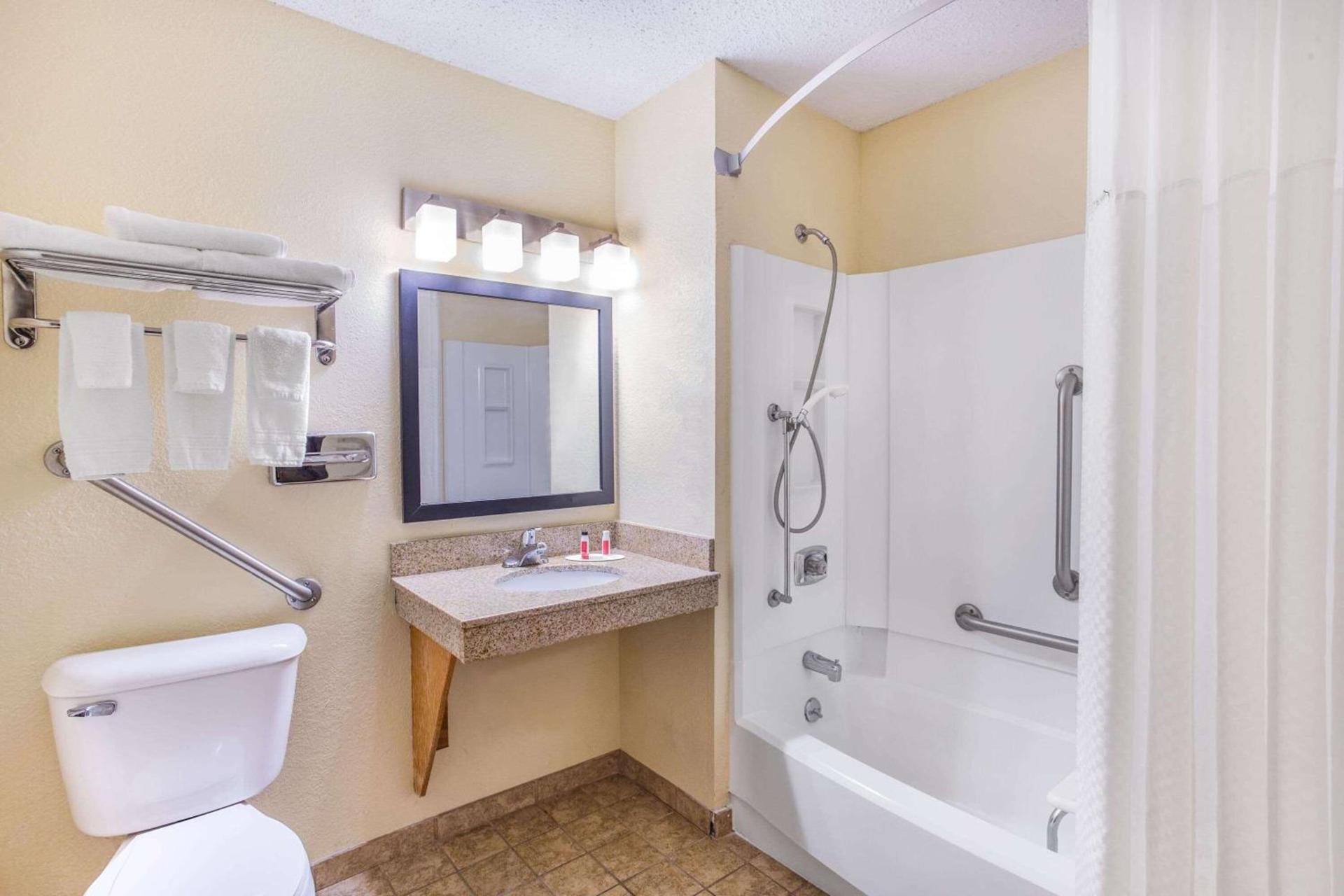 Super 8 by Wyndham Decorah photo 7