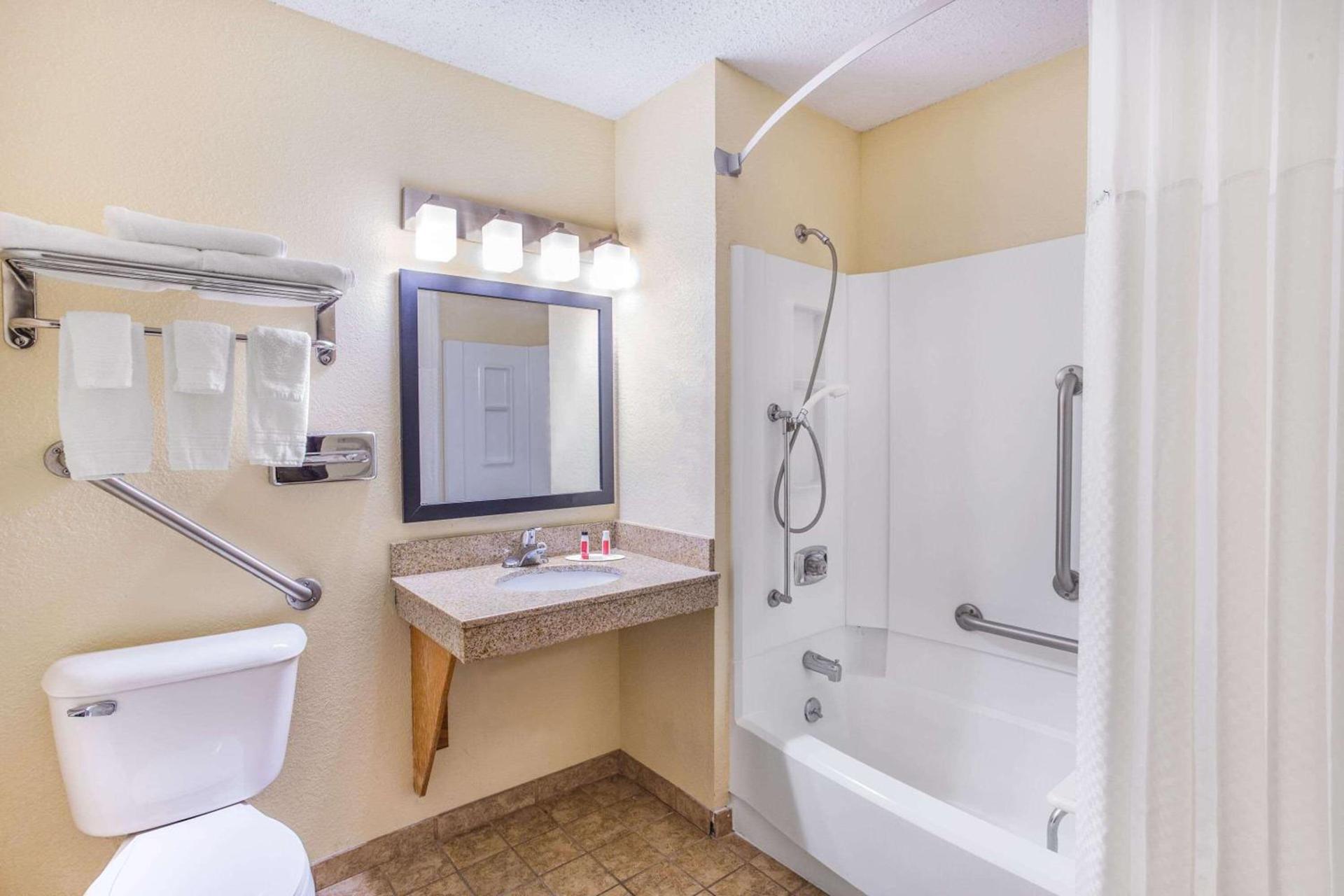 Super 8 by Wyndham Decorah photo 8