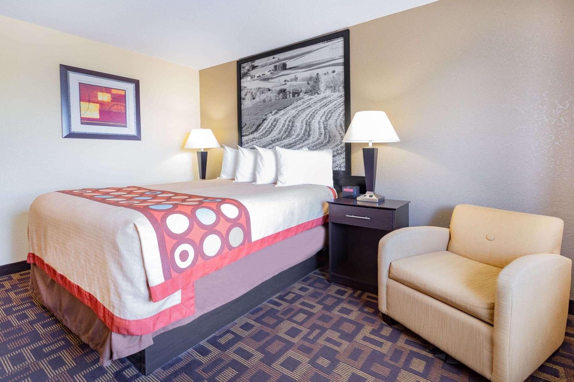 Super 8 by Wyndham Decorah photo 19