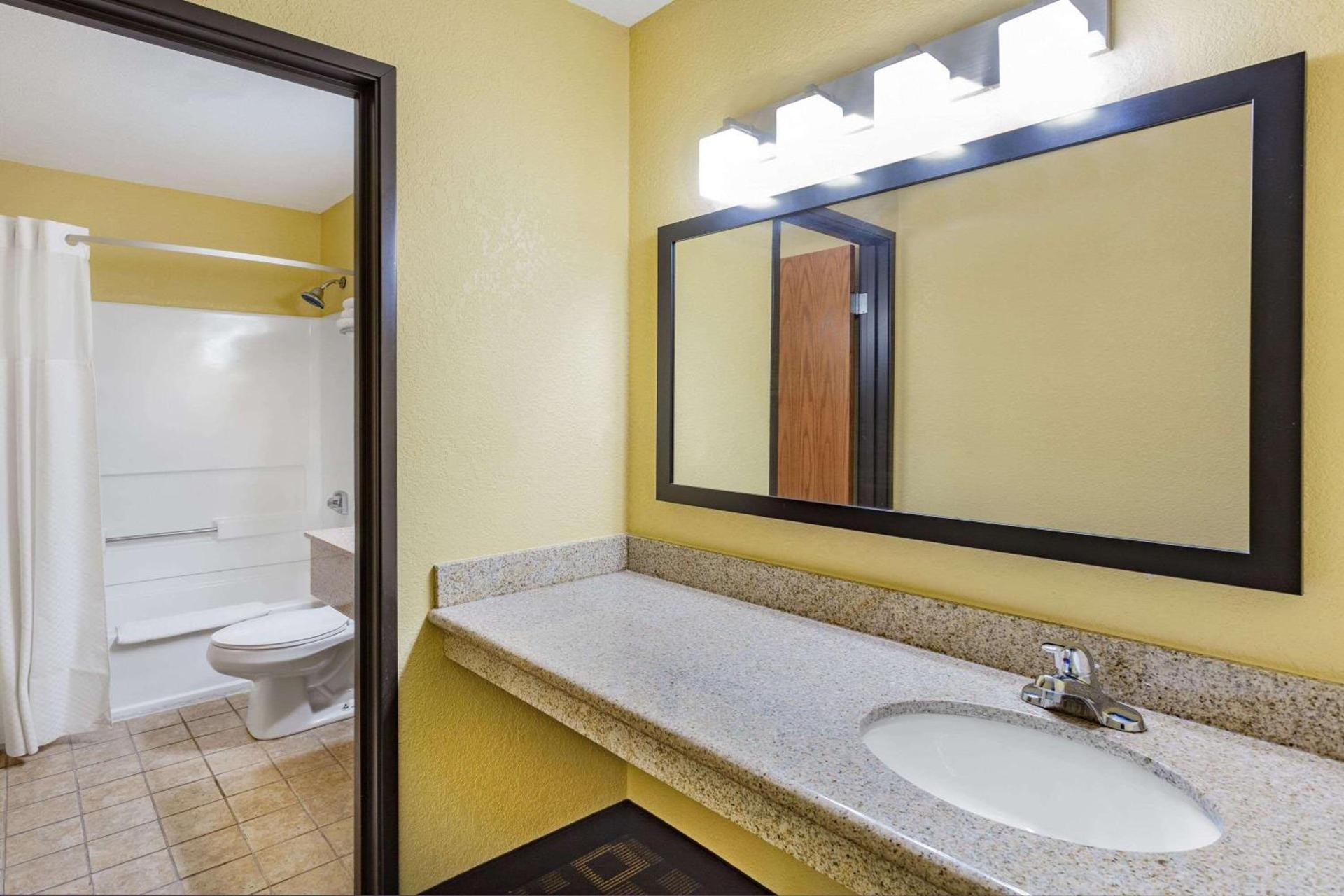 Super 8 by Wyndham Decorah photo 21