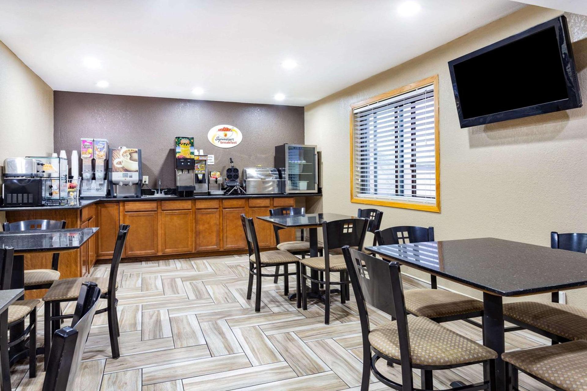 Super 8 by Wyndham Decorah photo 30