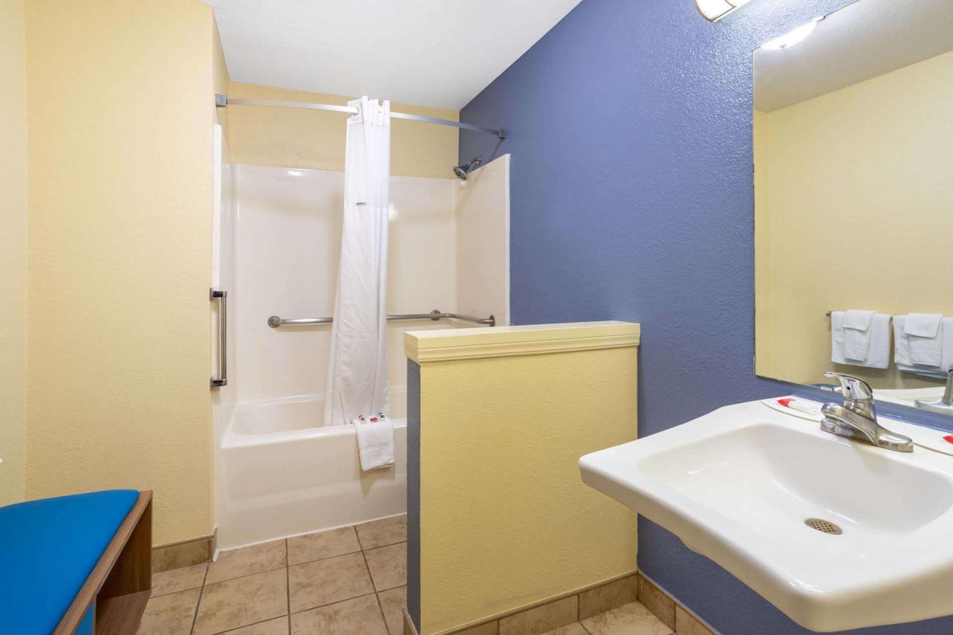 Days Inn by Wyndham Alamogordo White Sands photo 9