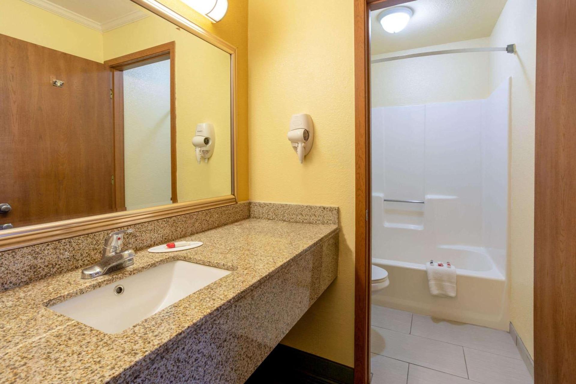 Days Inn by Wyndham Alamogordo White Sands photo 18
