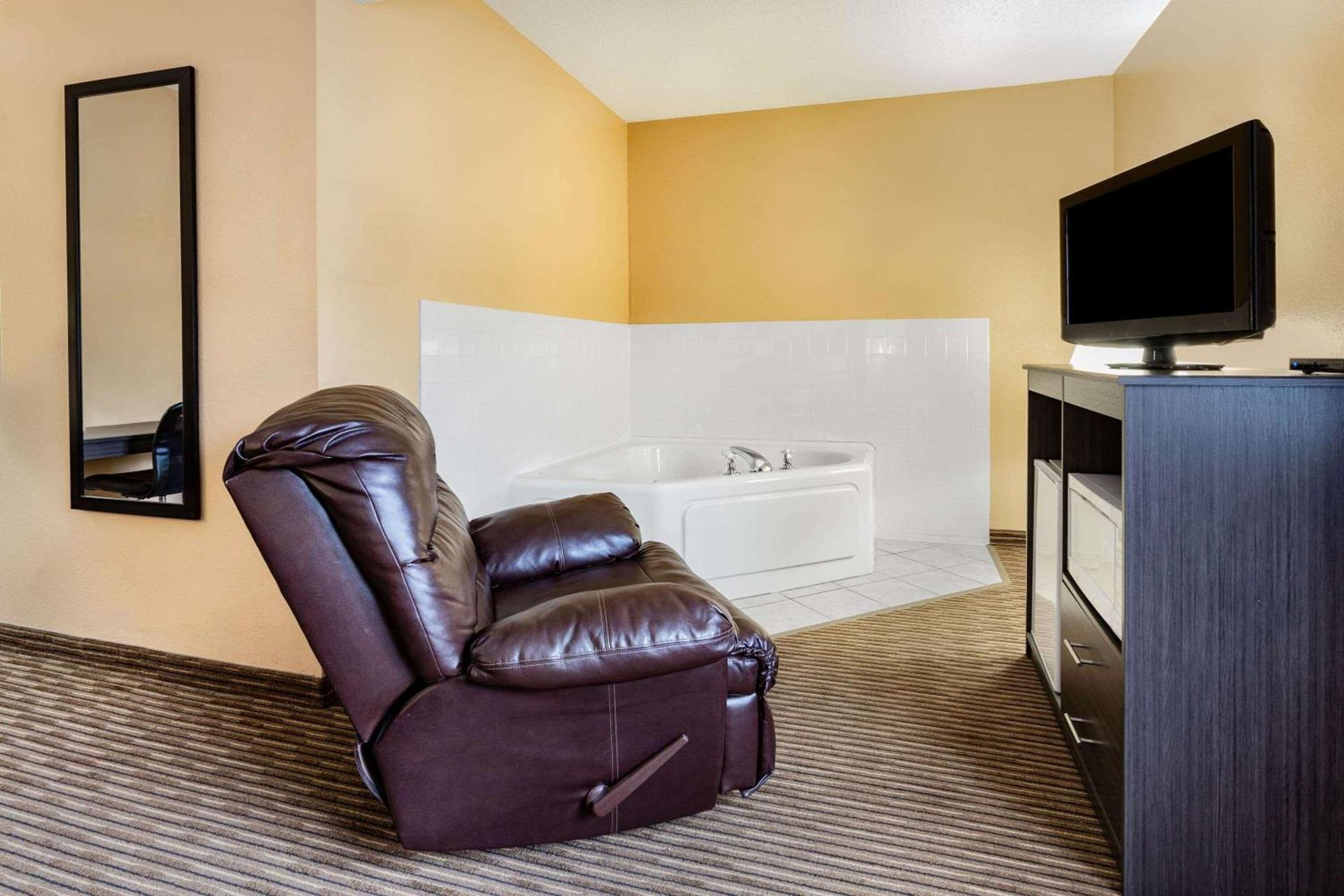 Super 8 by Wyndham Fort Dodge IA photo 21