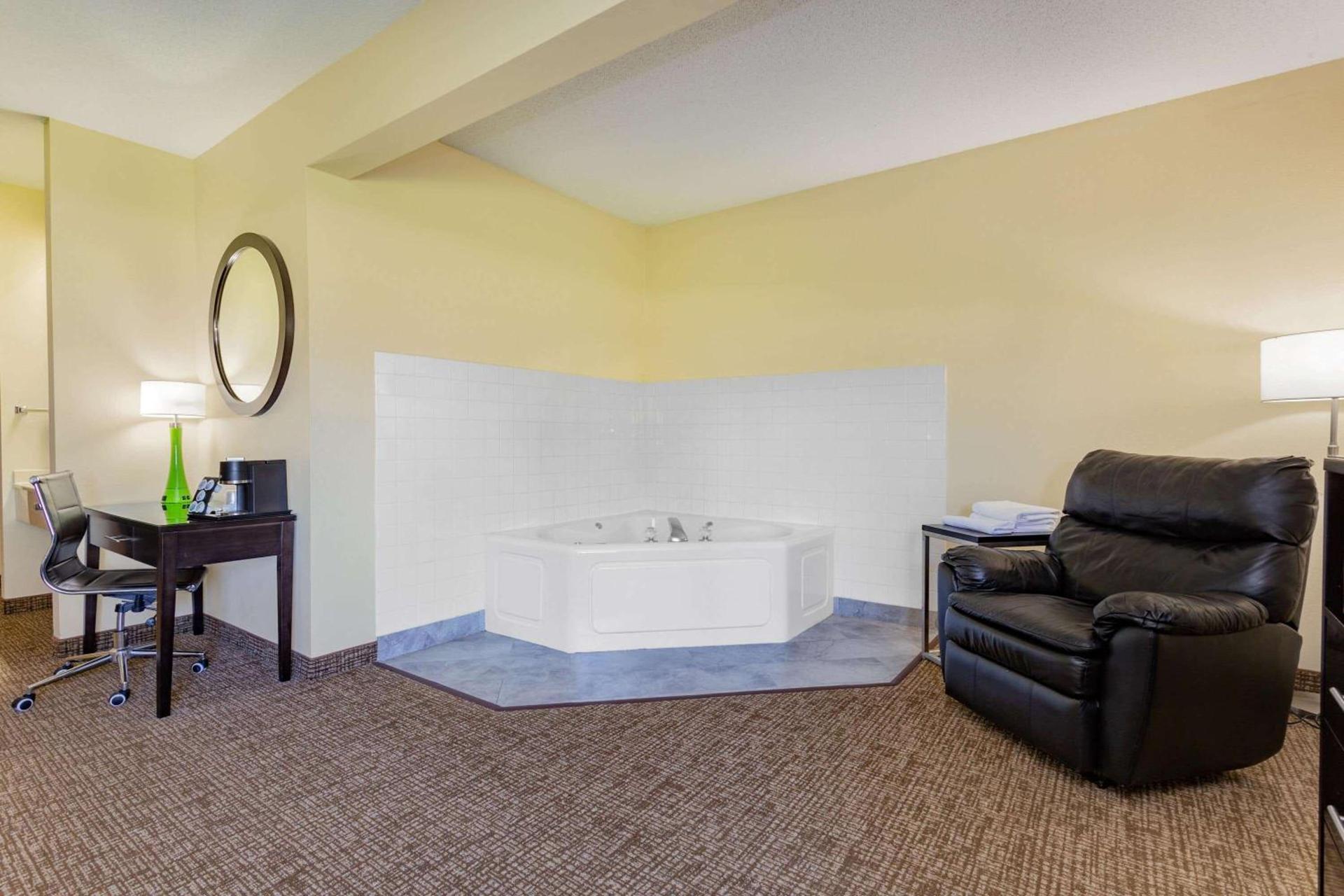 Emmetsburg Hotel & Suites photo 34