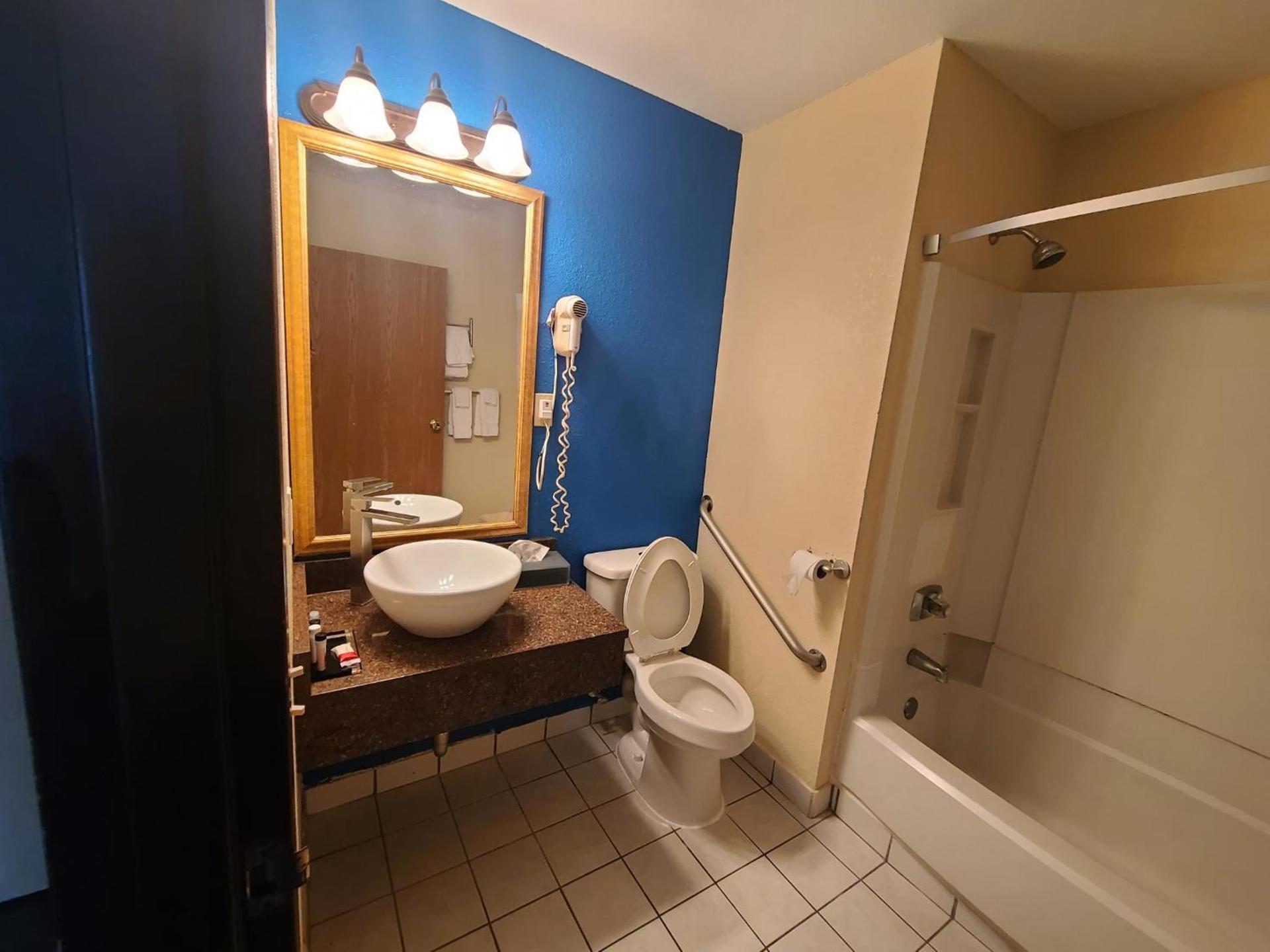 Baymont by Wyndham Perrysburg-Toledo photo 47