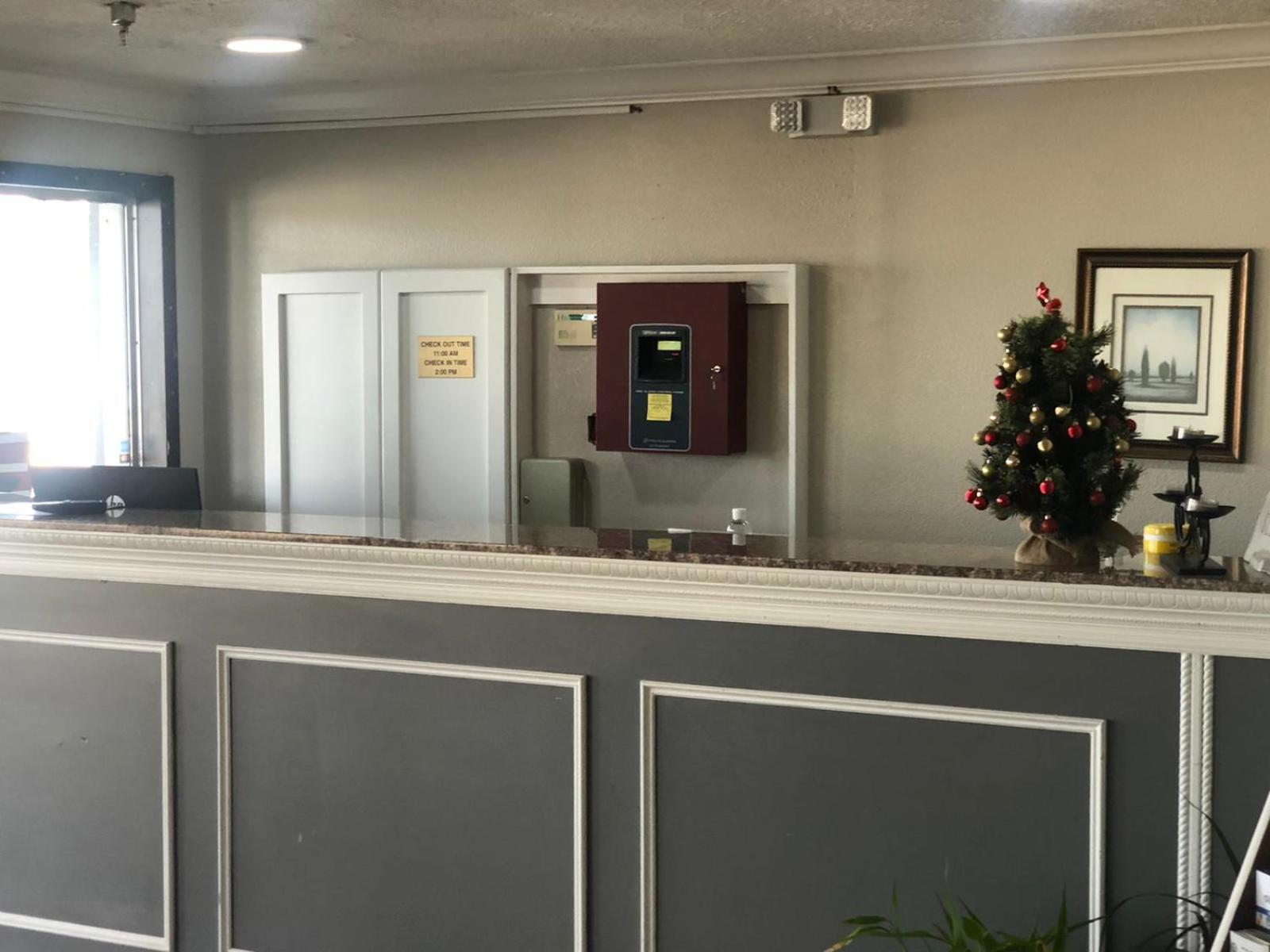 Executive Inn & Suites photo 2