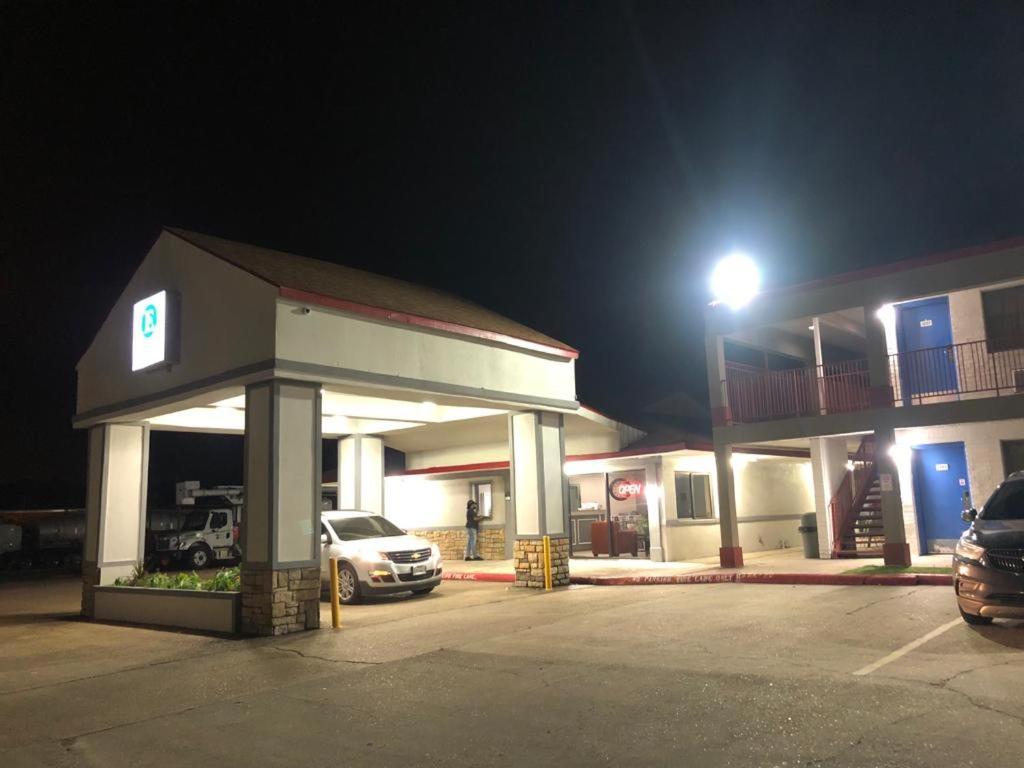 Executive Inn & Suites photo 3