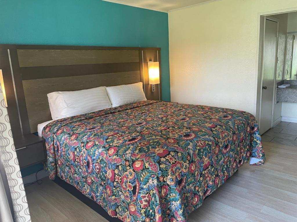 Executive Inn & Suites photo 6