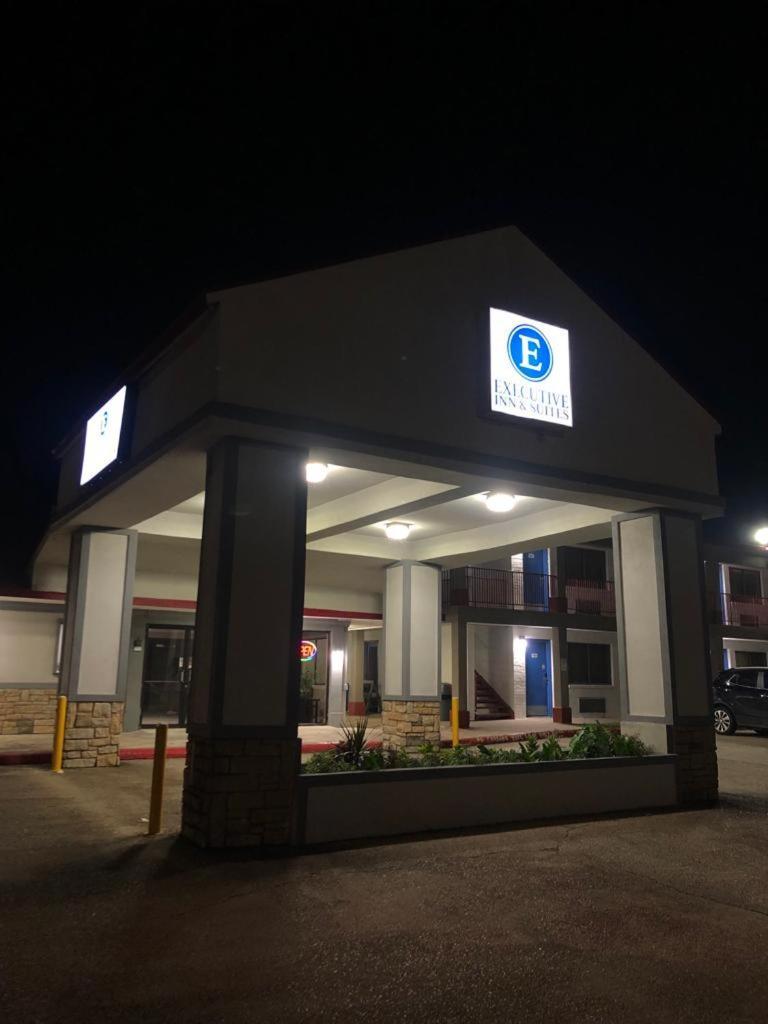 Executive Inn & Suites photo 9