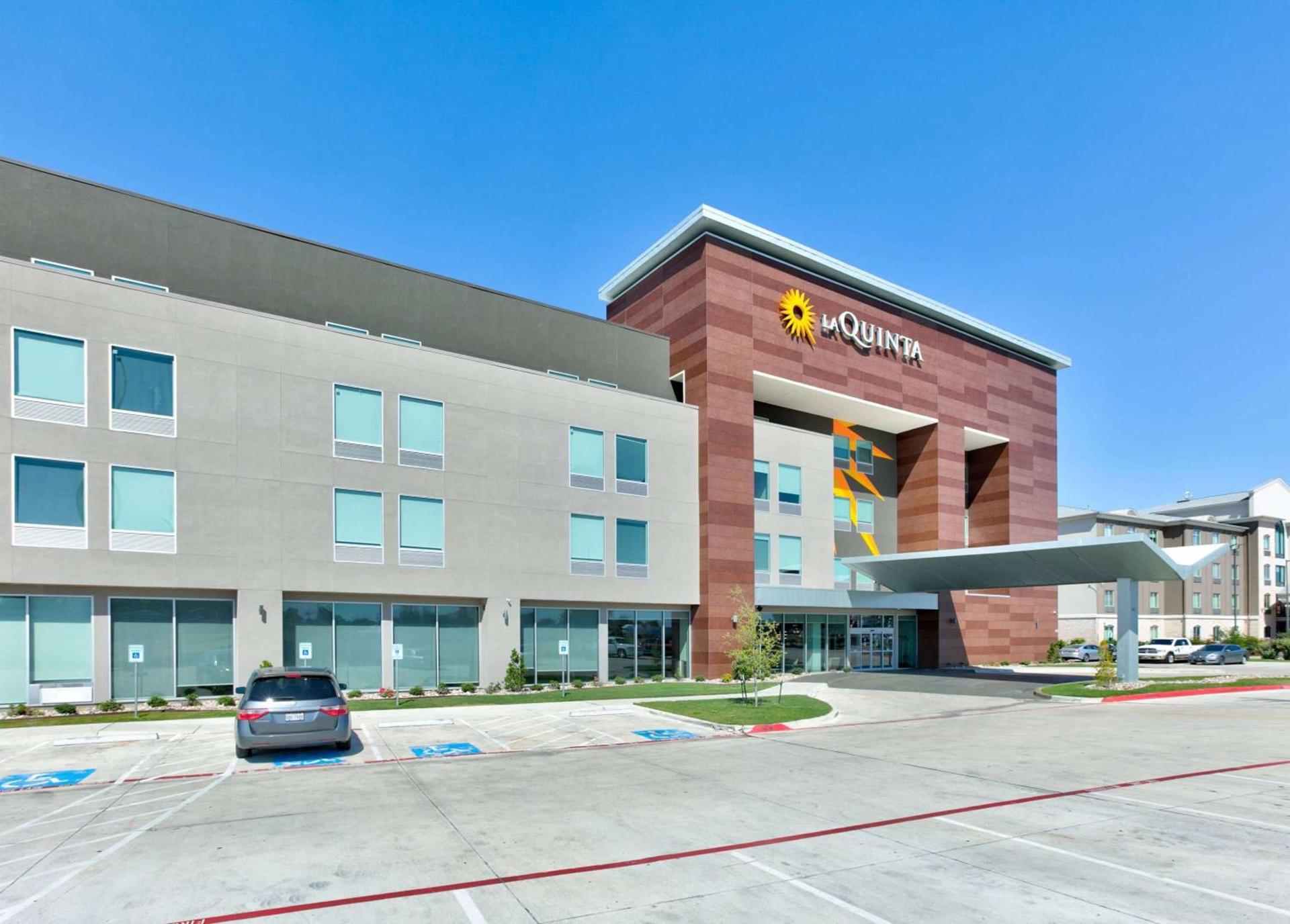 La Quinta Inn & Suites by Wyndham Dallas/Fairpark photo 2