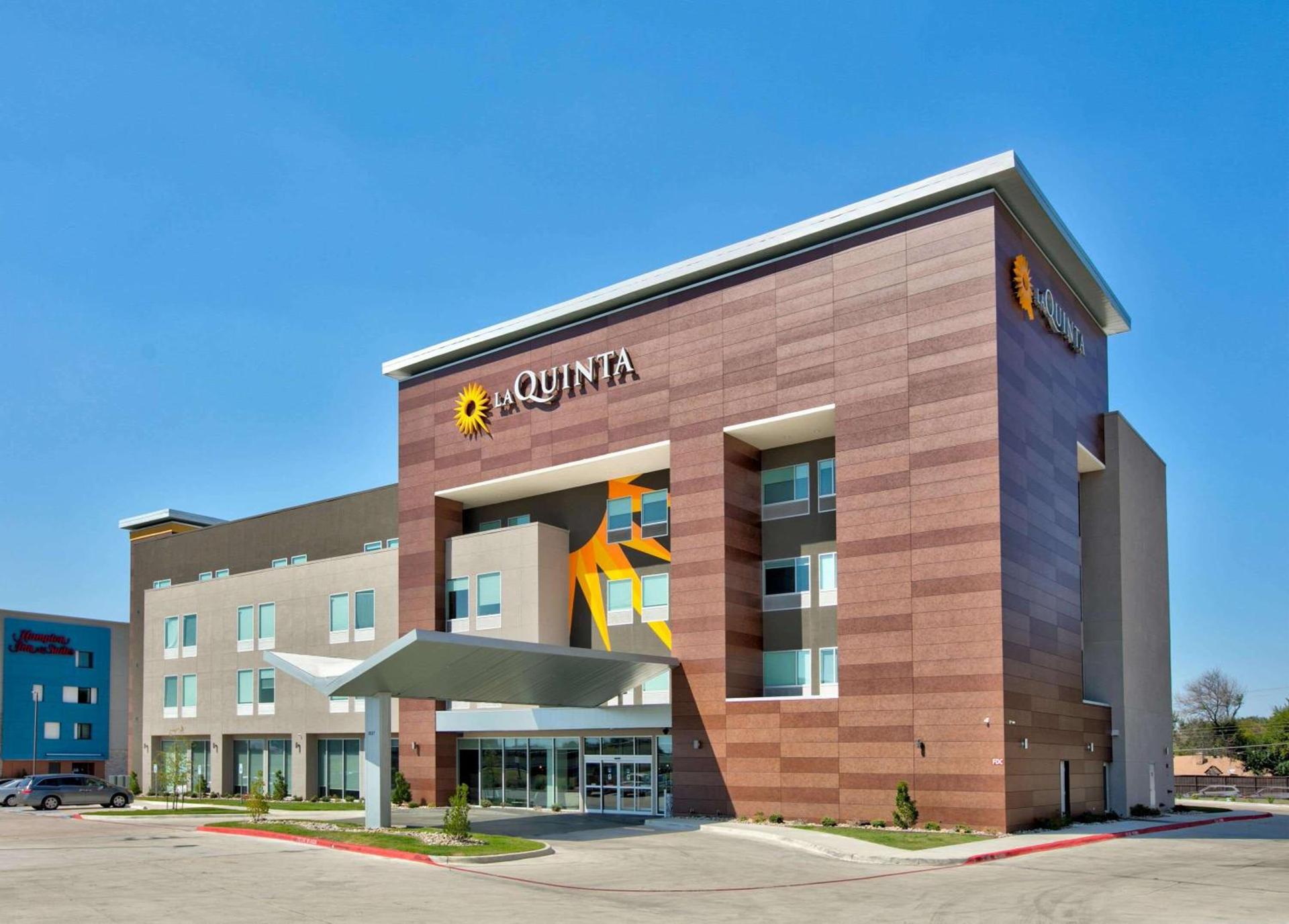 La Quinta Inn & Suites by Wyndham Dallas/Fairpark photo 4