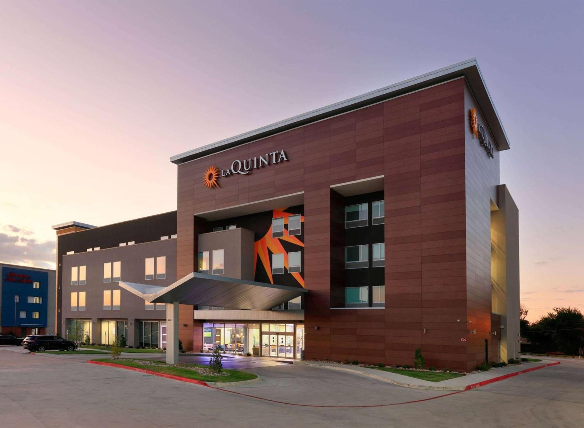 La Quinta Inn & Suites by Wyndham Dallas/Fairpark photo 5