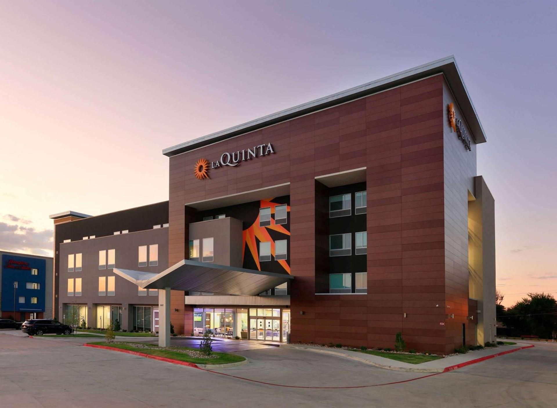 La Quinta Inn & Suites by Wyndham Dallas/Fairpark photo 6