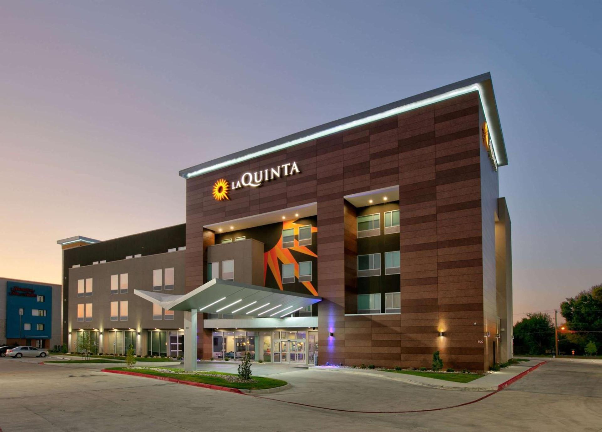 La Quinta Inn & Suites by Wyndham Dallas/Fairpark photo 7