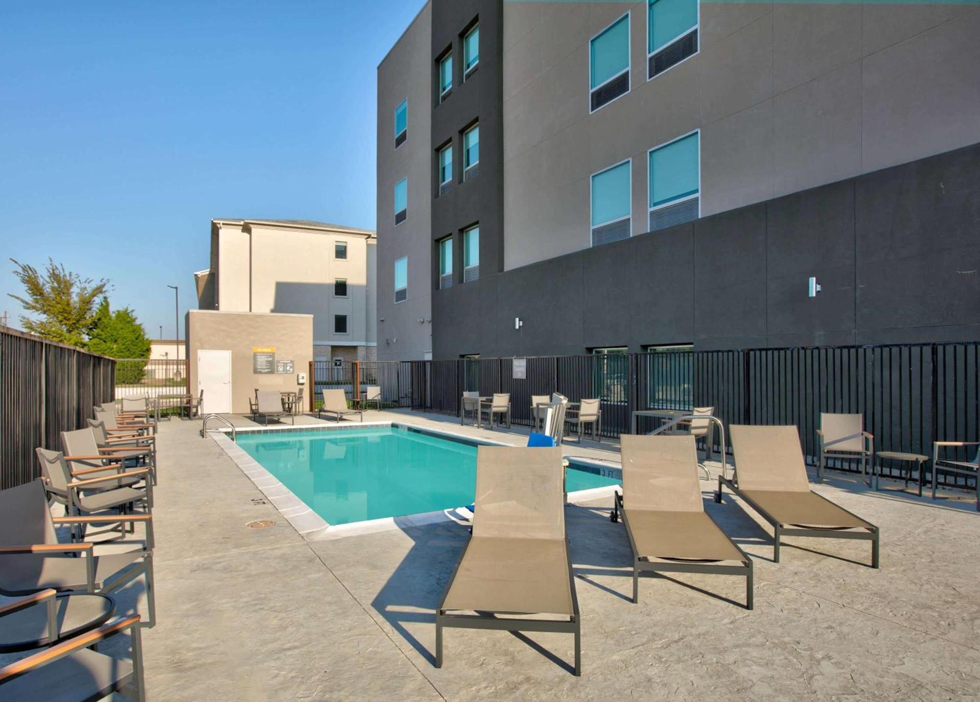La Quinta Inn & Suites by Wyndham Dallas/Fairpark photo 17