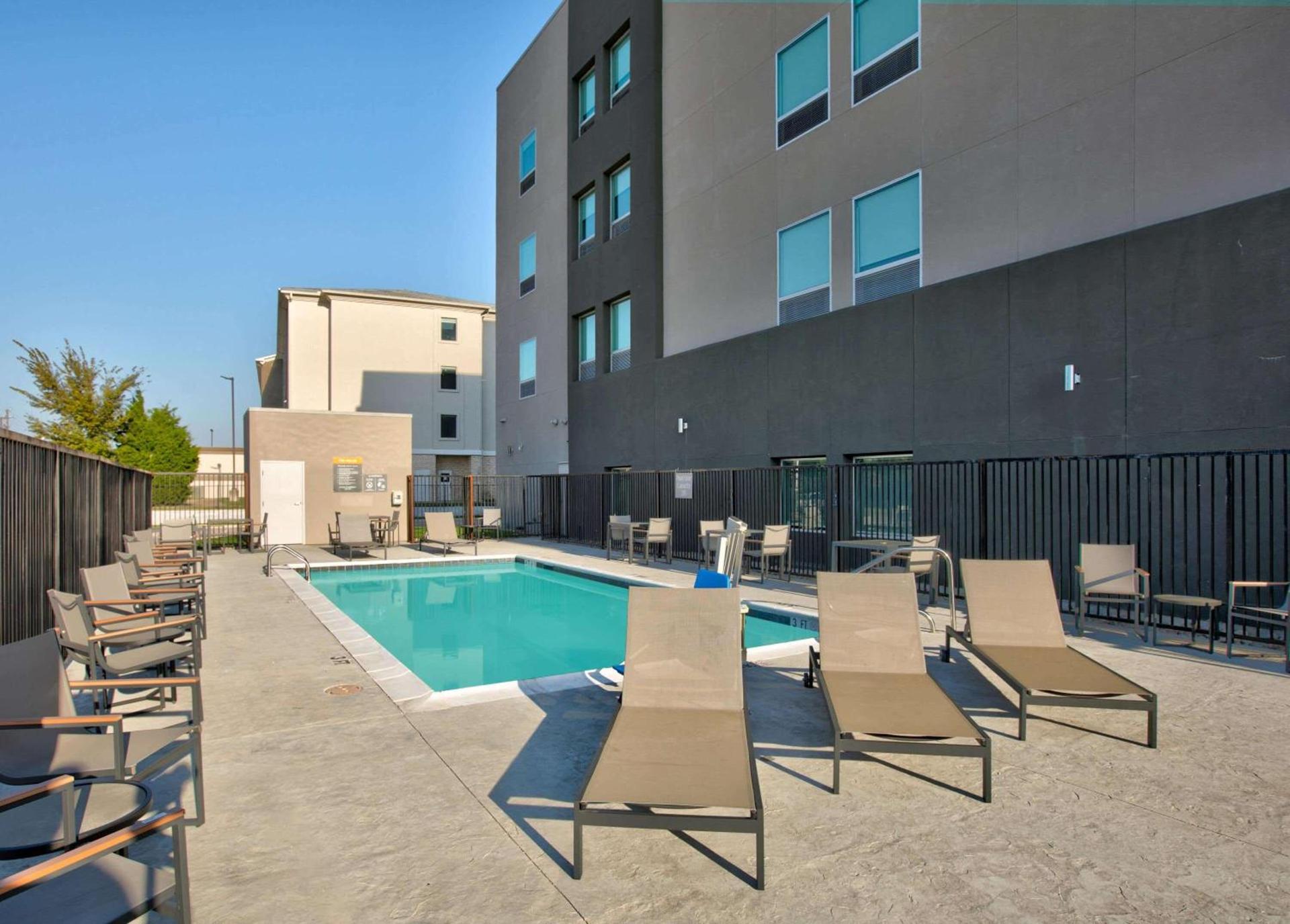 La Quinta Inn & Suites by Wyndham Dallas/Fairpark photo 18