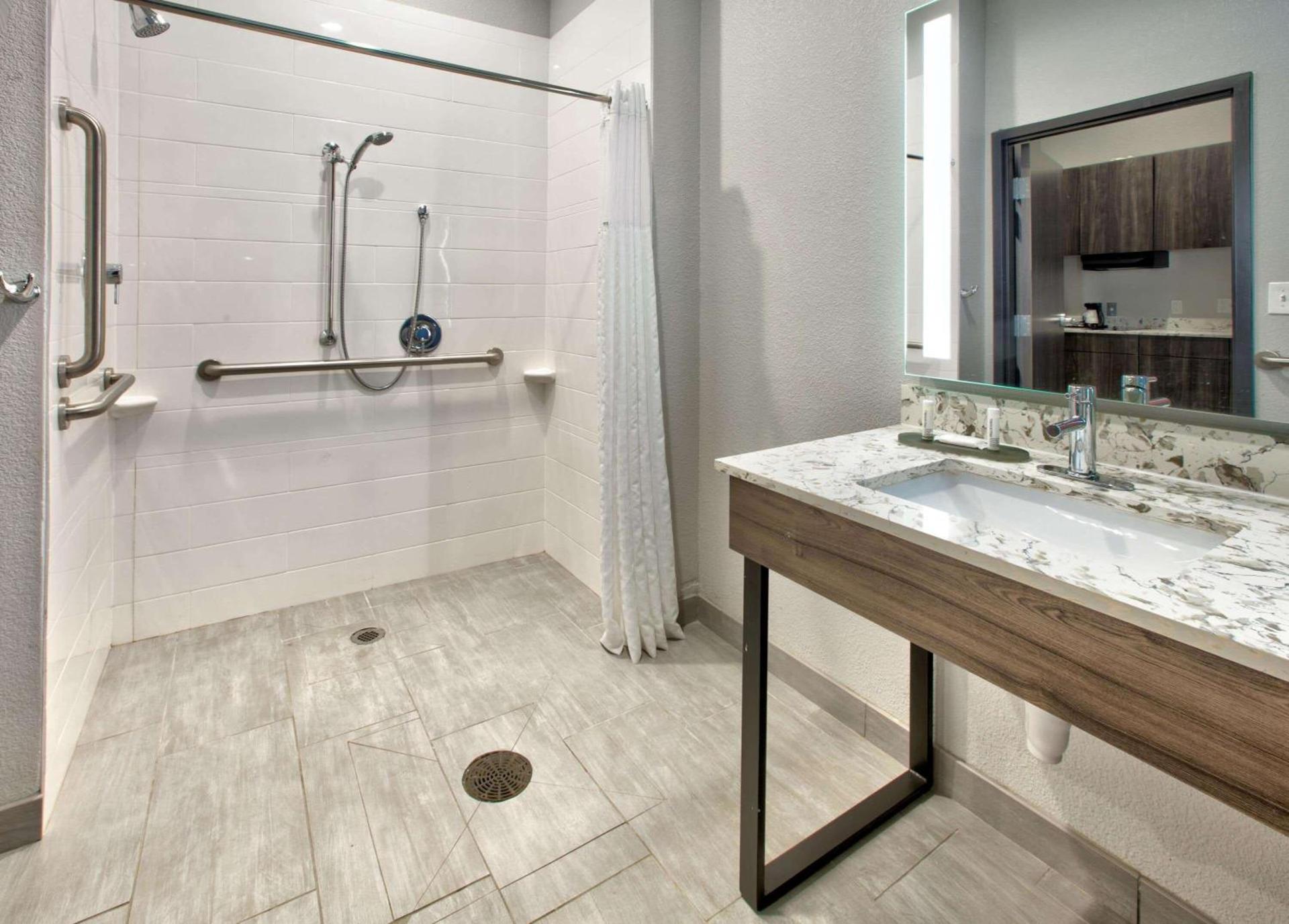 La Quinta Inn & Suites by Wyndham Dallas/Fairpark photo 31