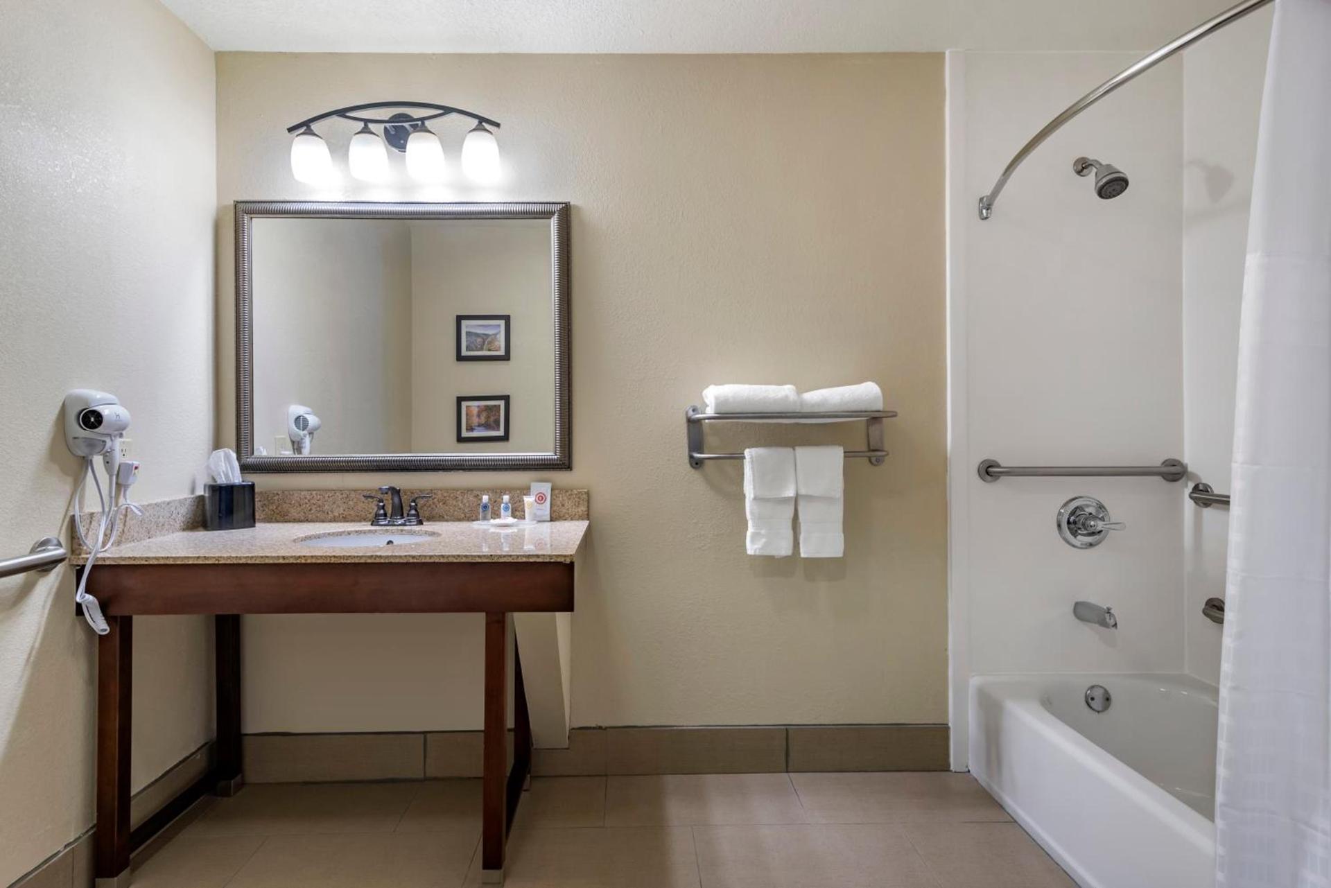 Comfort Inn & Suites Blue Ridge photo 43
