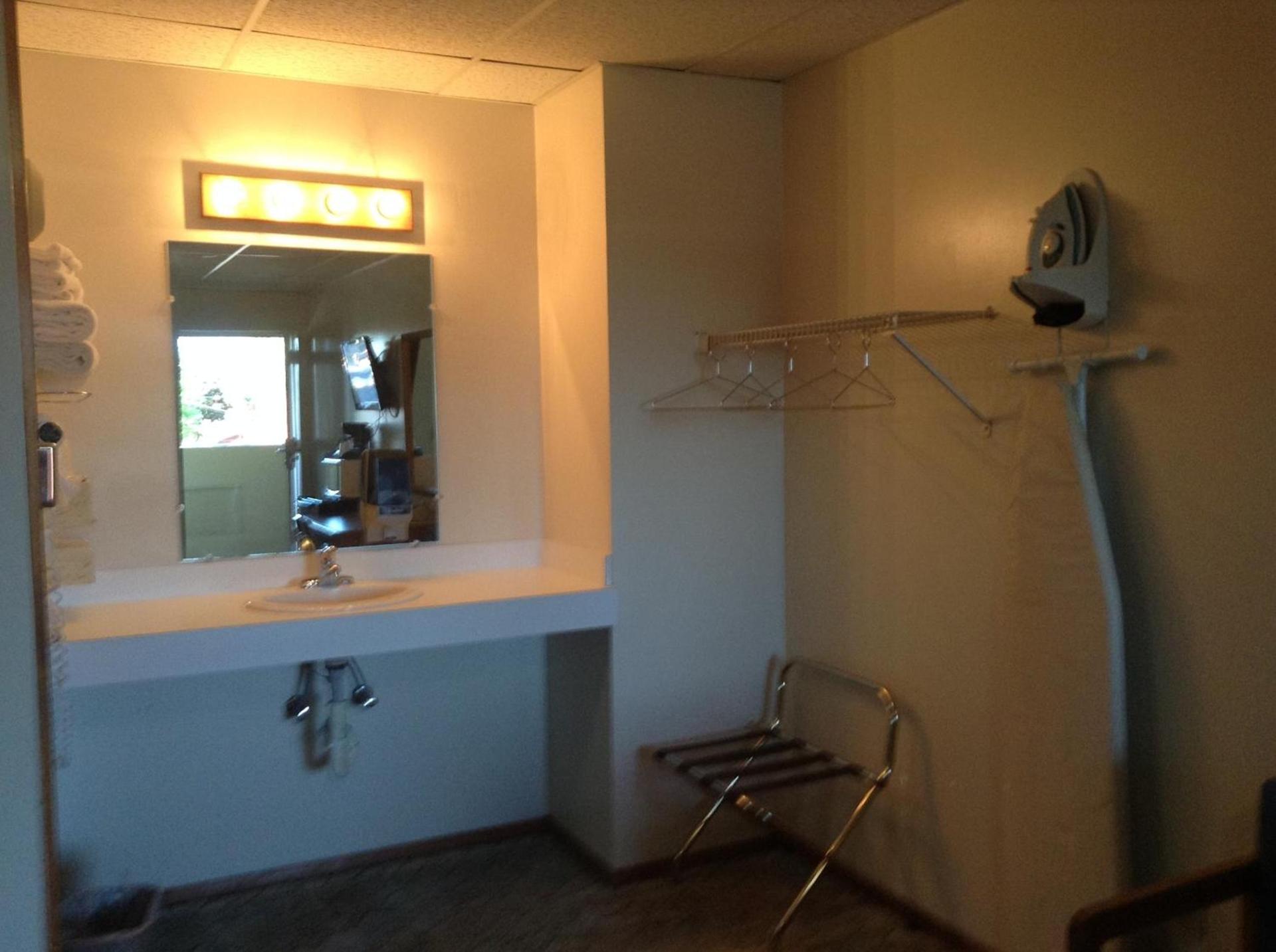 Downtown Motel photo 13