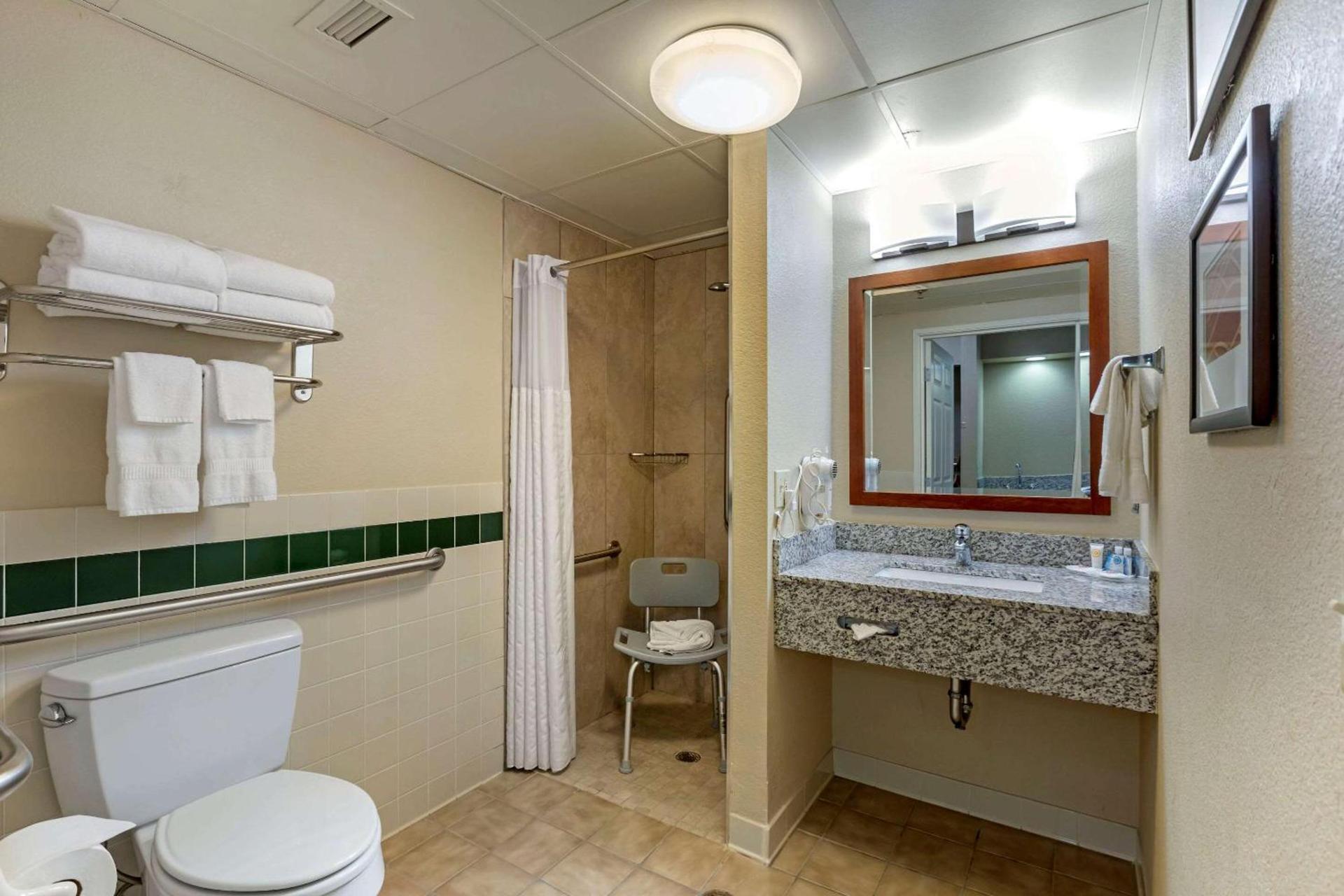 Comfort Inn & Suites Jackson - West Bend photo 9
