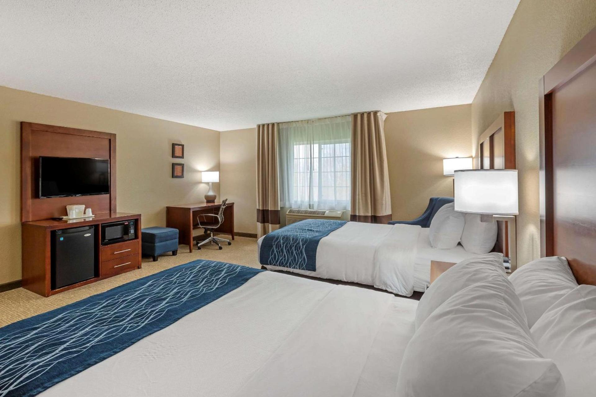 Comfort Inn & Suites Jackson - West Bend photo 11