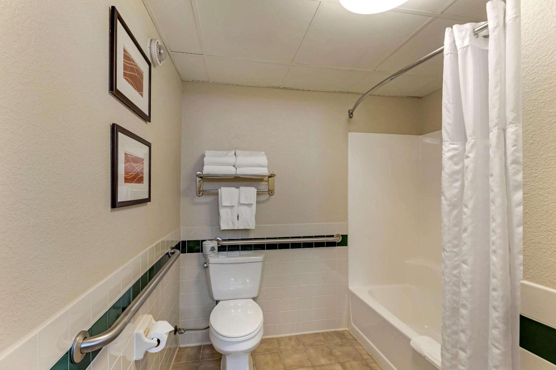 Comfort Inn & Suites Jackson - West Bend photo 16