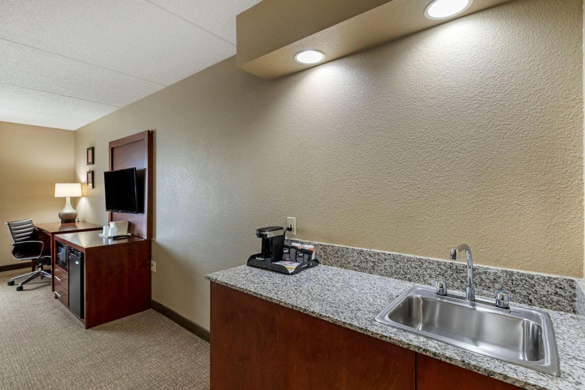 Comfort Inn & Suites Jackson - West Bend photo 20