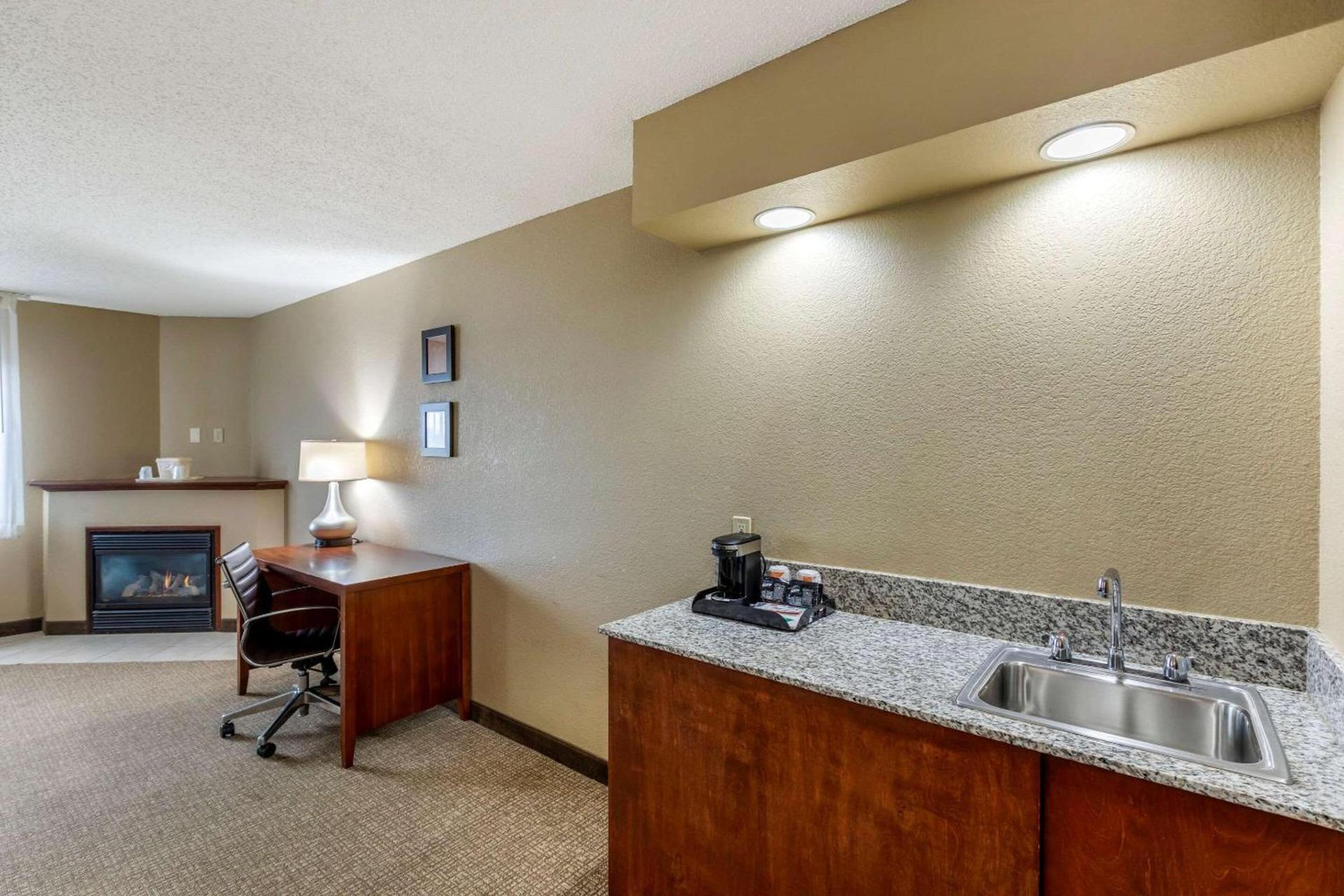 Comfort Inn & Suites Jackson - West Bend photo 24