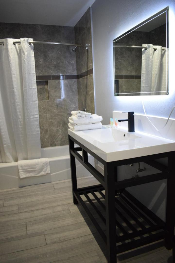 Willow Tree Inn & Suites photo 5