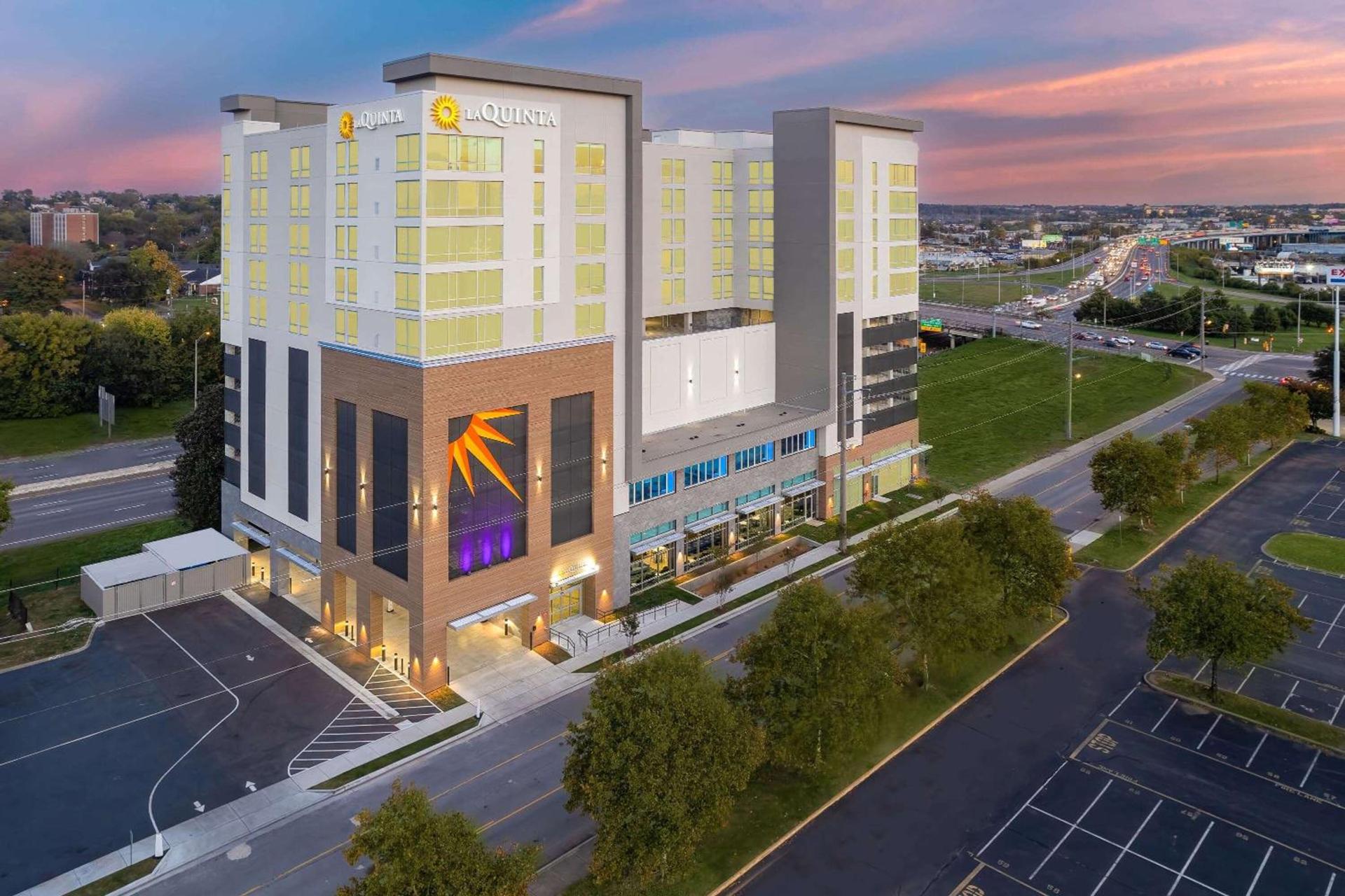 La Quinta Inn & Suites by Wyndham Nashville Downtown Stadium photo 5